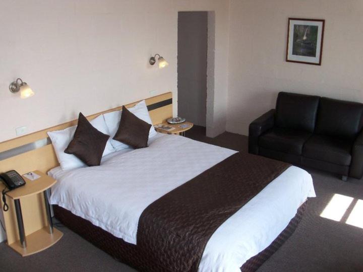 Deluxe Double Room - Photo 9