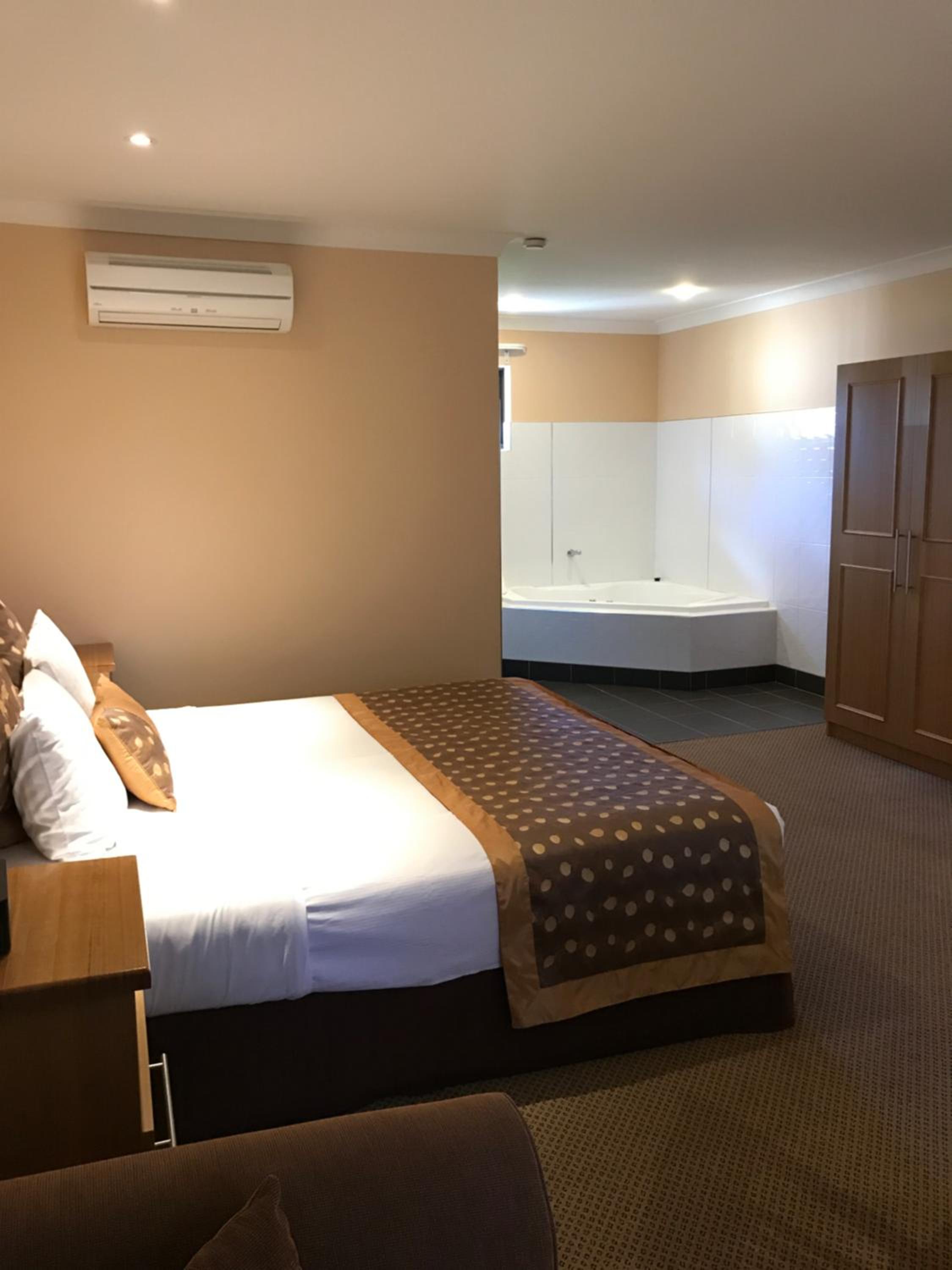 King Room with Spa Bath - Photo 7