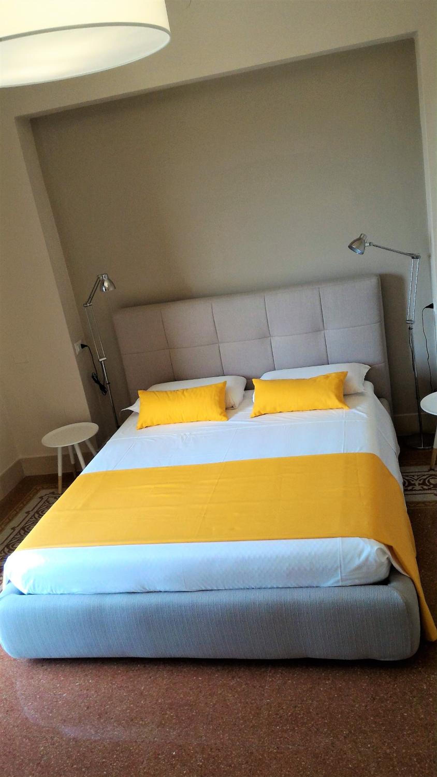 King Room with Balcony - Photo 11