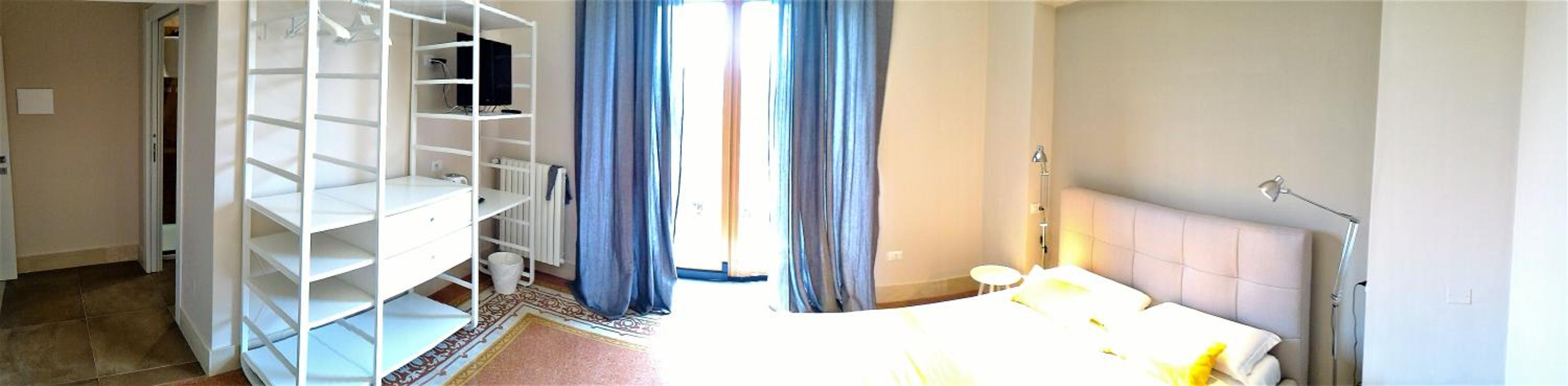 King Room with Balcony - Photo 6