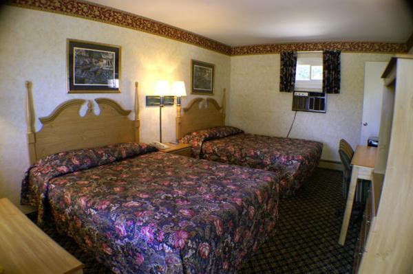 Queen Room with Two Queen Beds - Non-Smoking photo 1