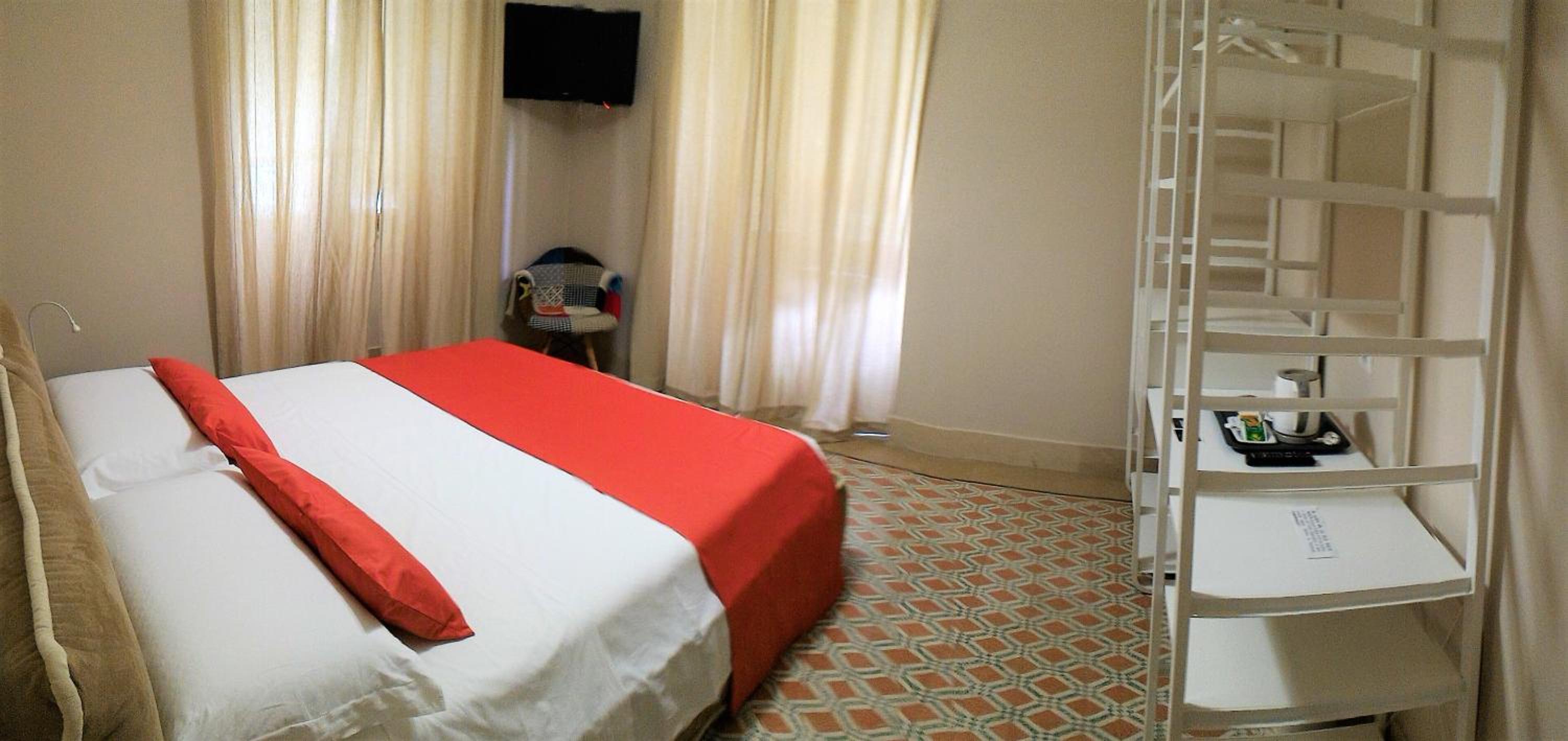 Deluxe Double Room - Photo 19