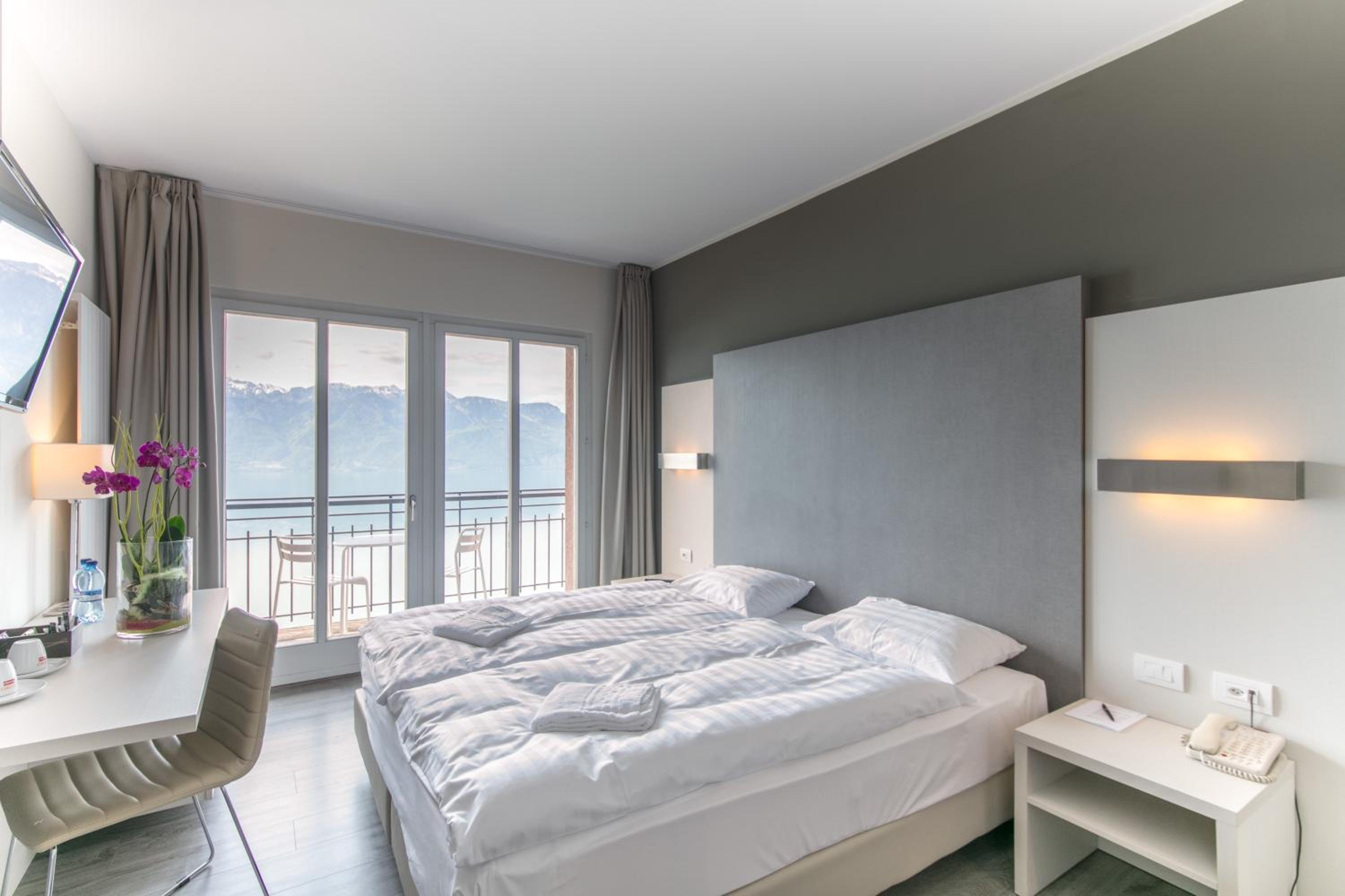 Double Room with Balcony and Lake View