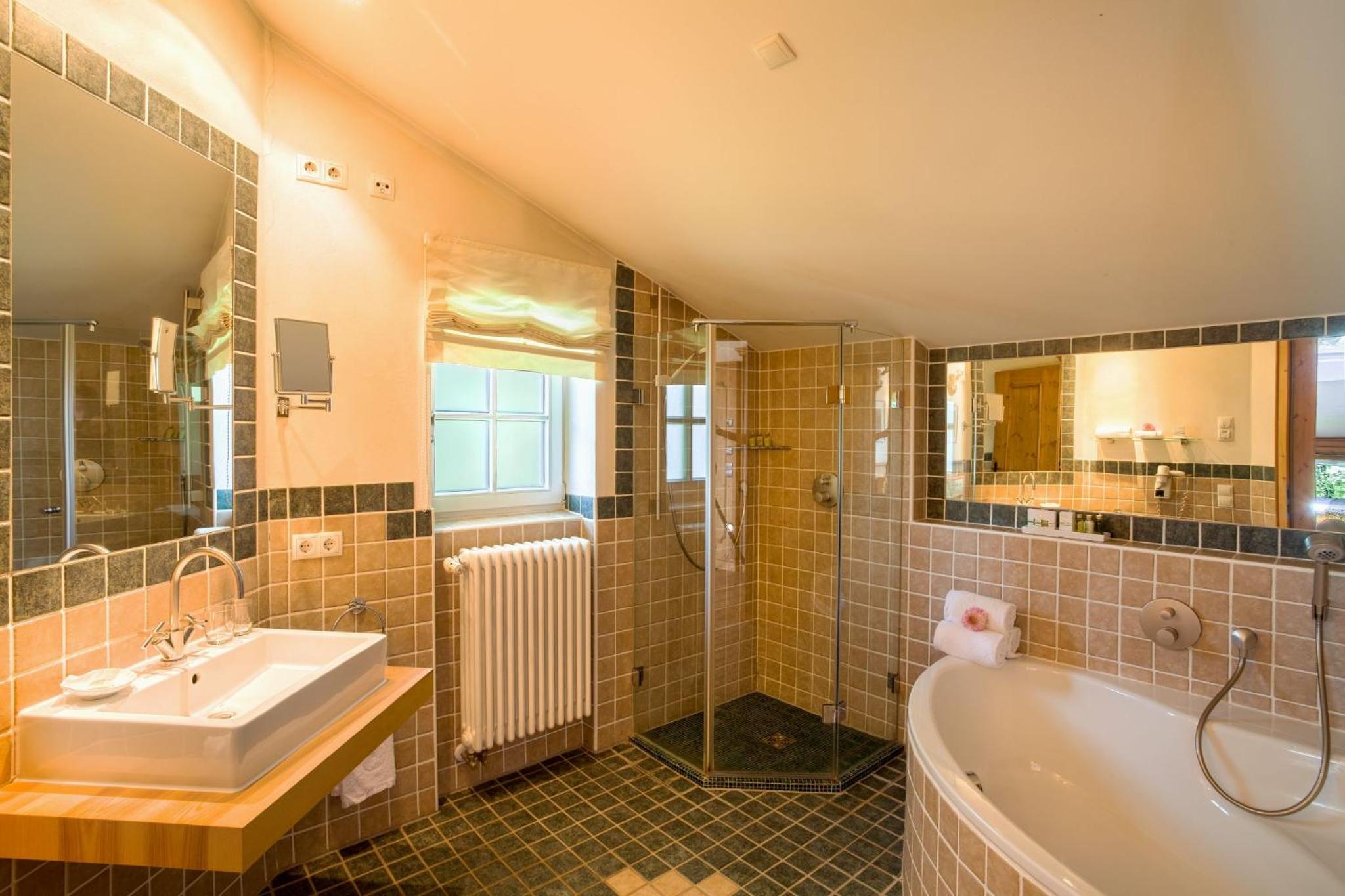 Junior Suite with Lake View - Photo 4