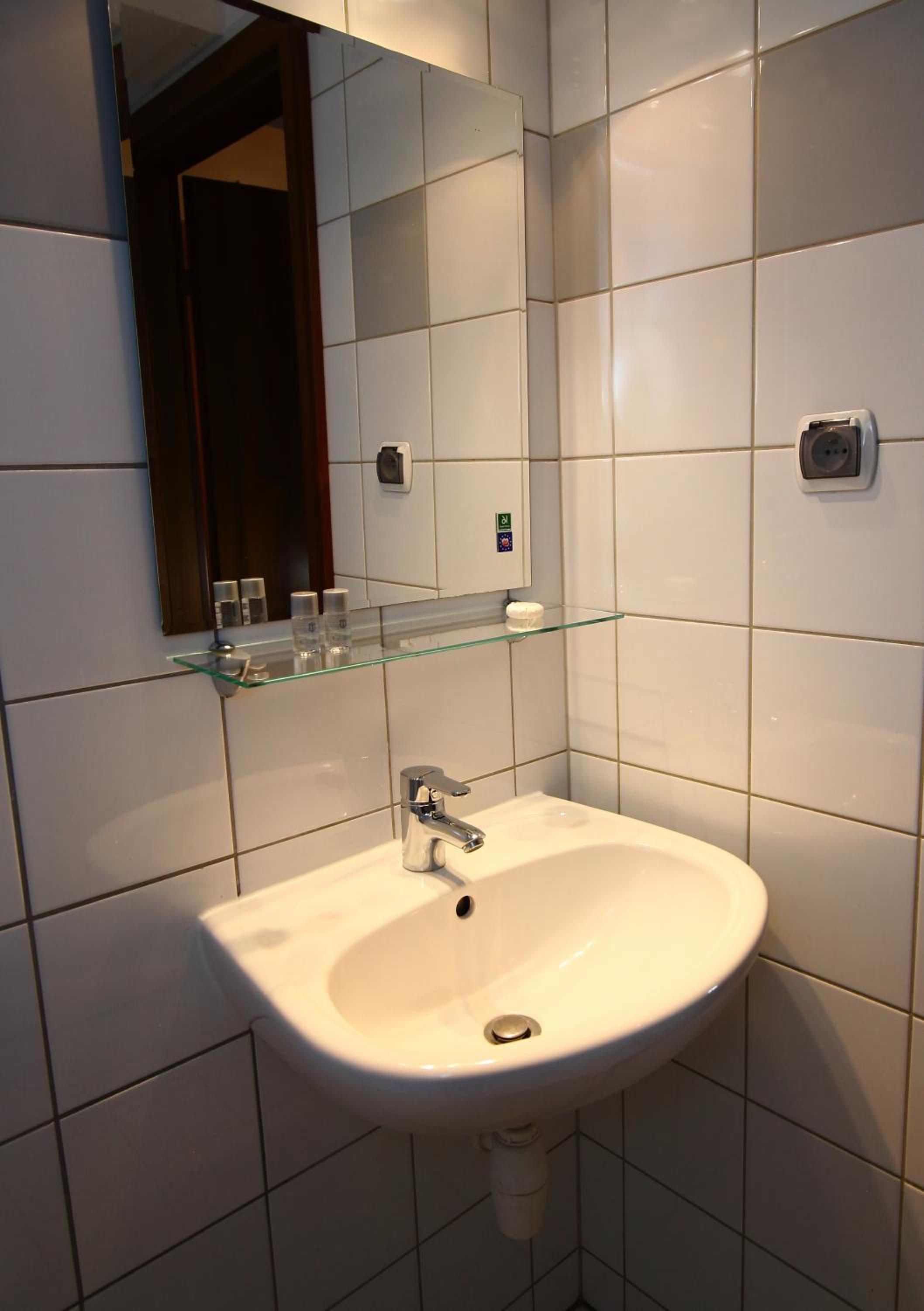 One-Bedroom Apartment - Photo 3