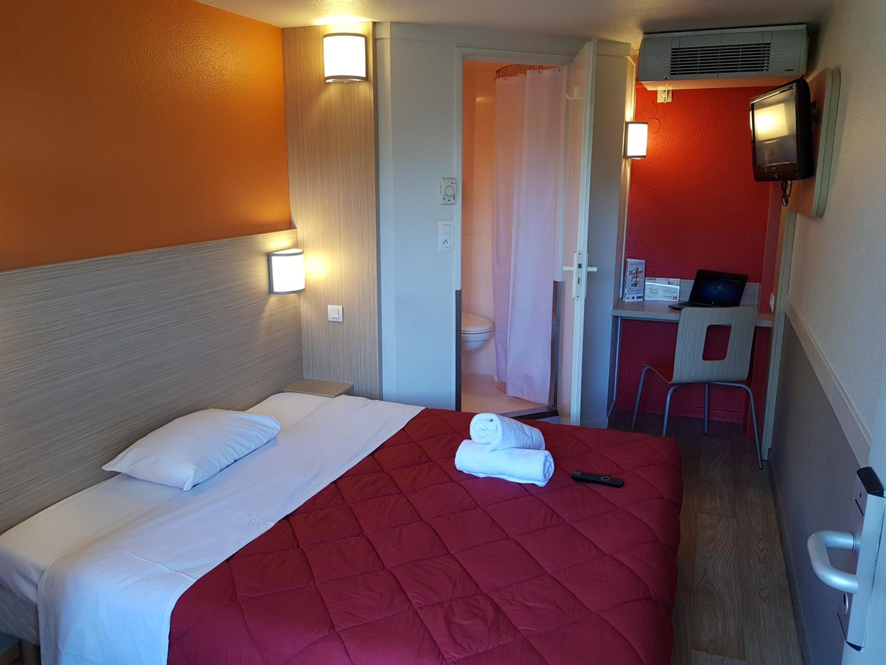 Standard Queen Room - Photo 8