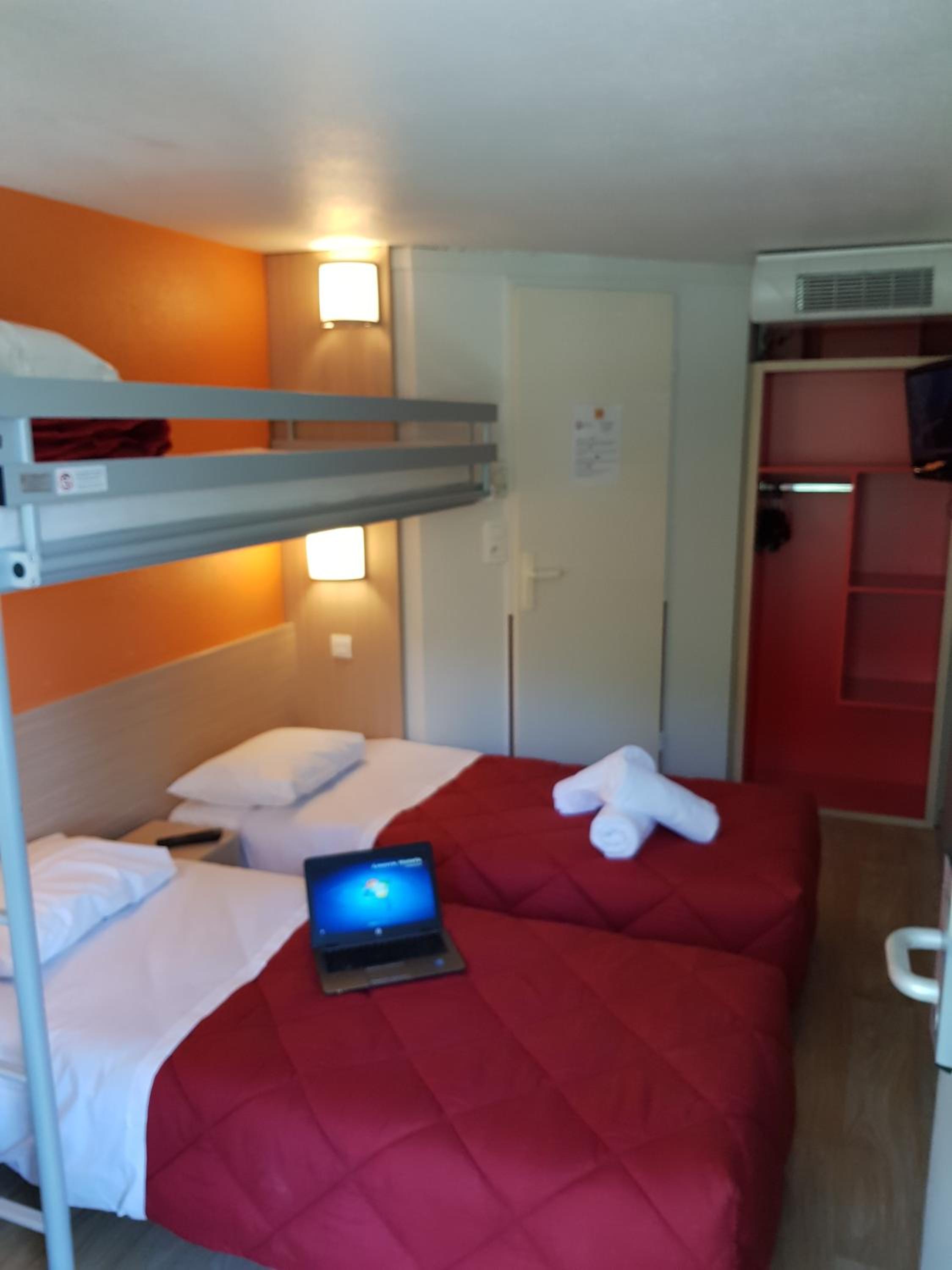 Standard Room with Two Single Beds and One Bunk Beds photo 2