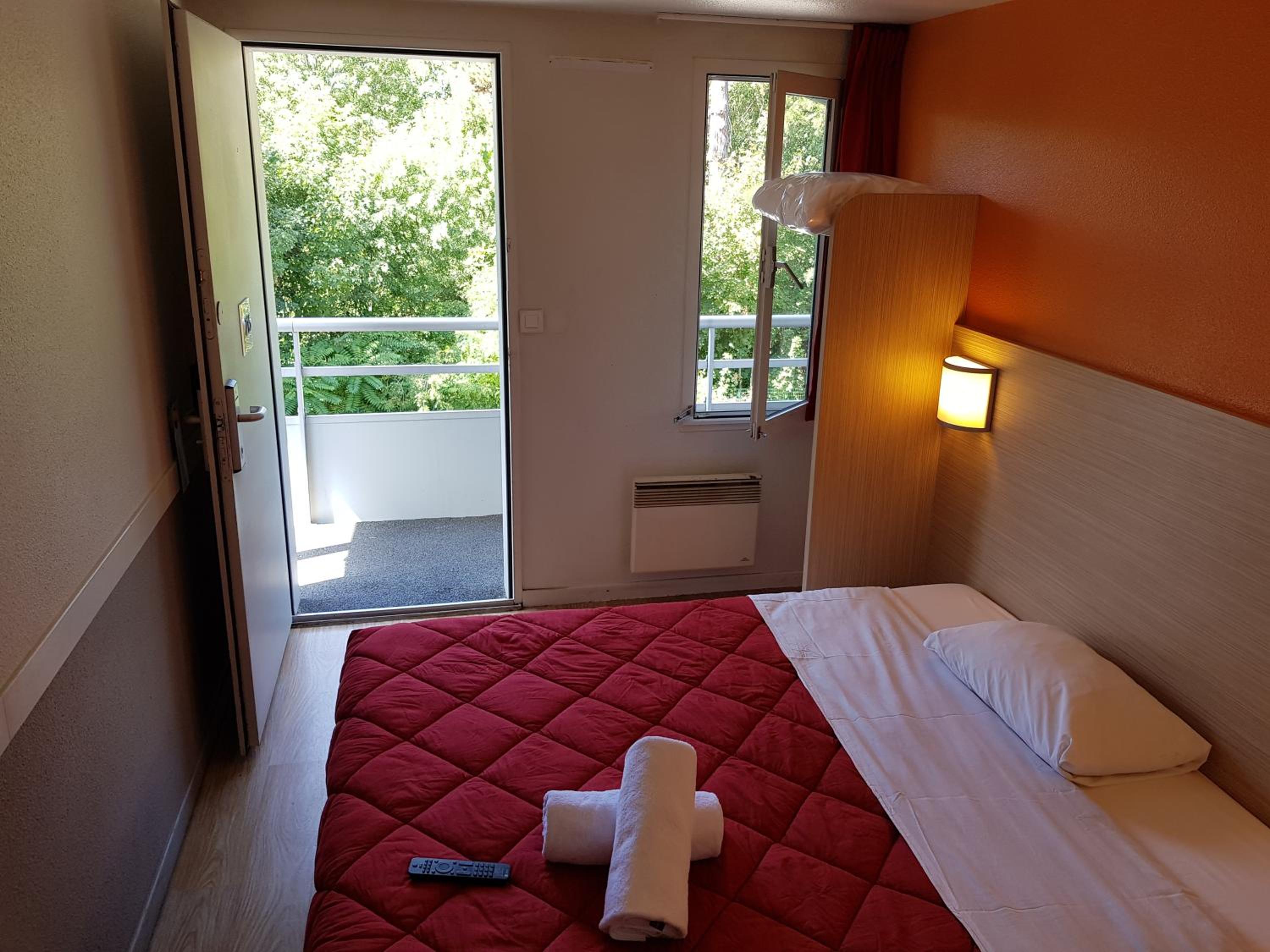 Standard Queen Room - Photo 7