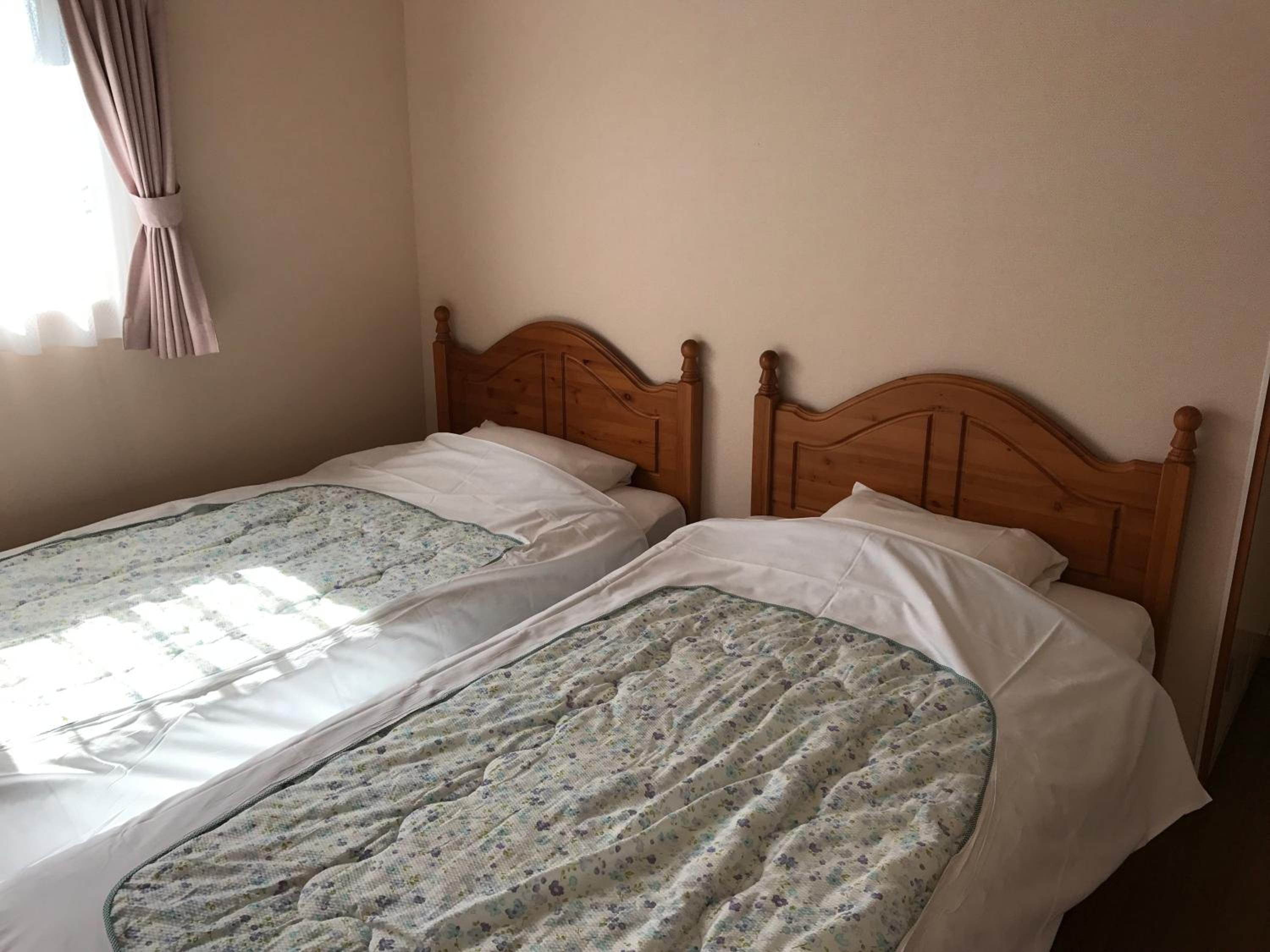 Twin Room with Shared Toilet