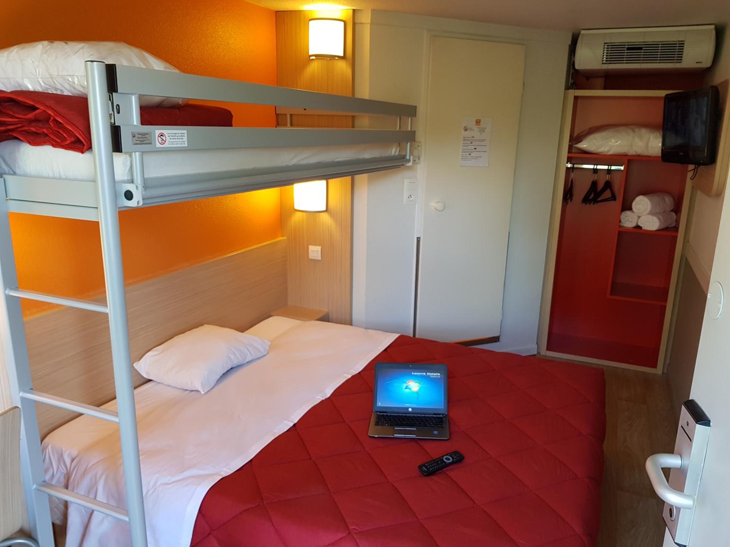 Standard Queen Room with One Queen Bed and One Bunk Bed - Photo 4
