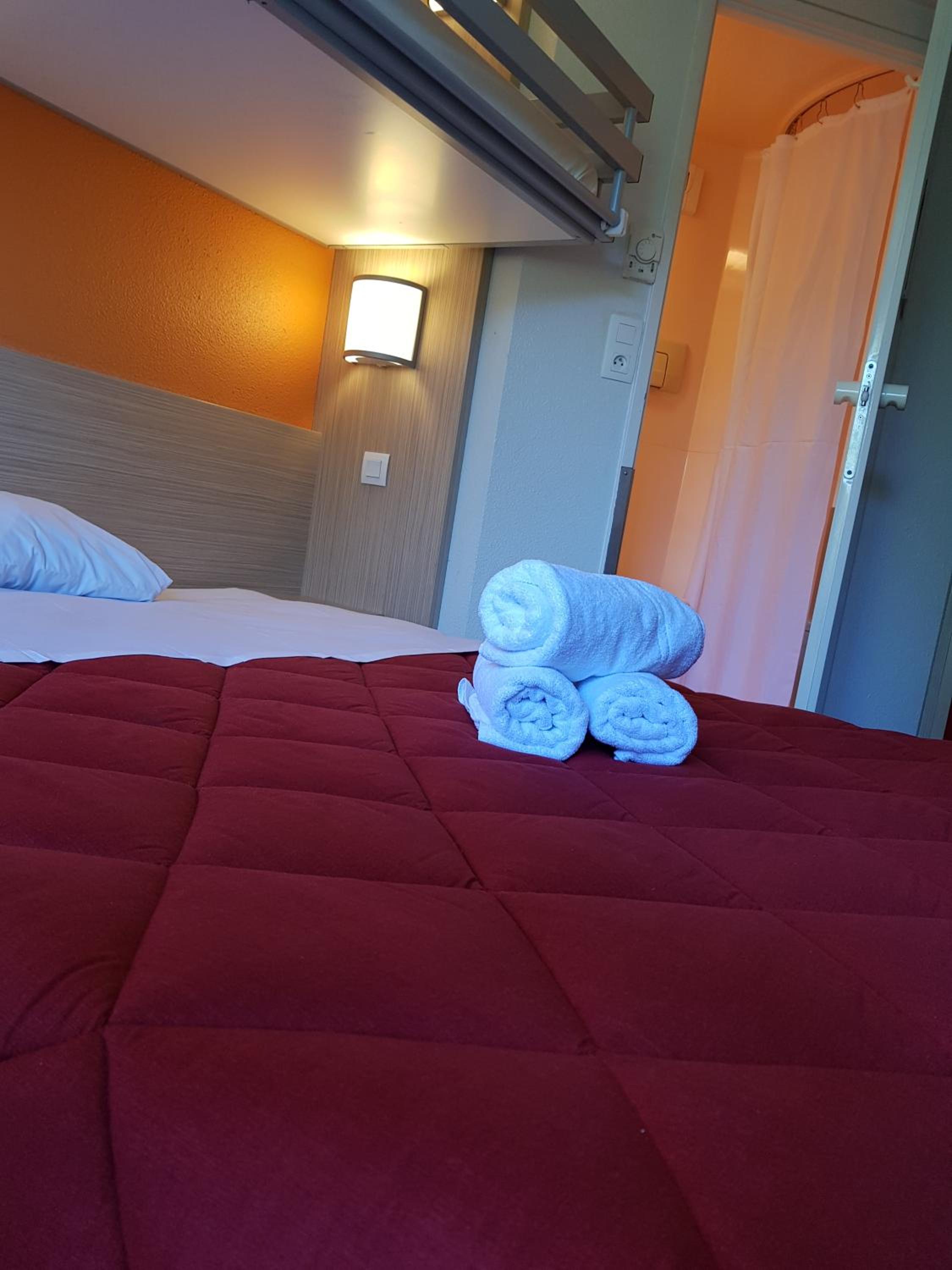 Standard Queen Room with One Queen Bed and One Bunk Bed - Photo 2