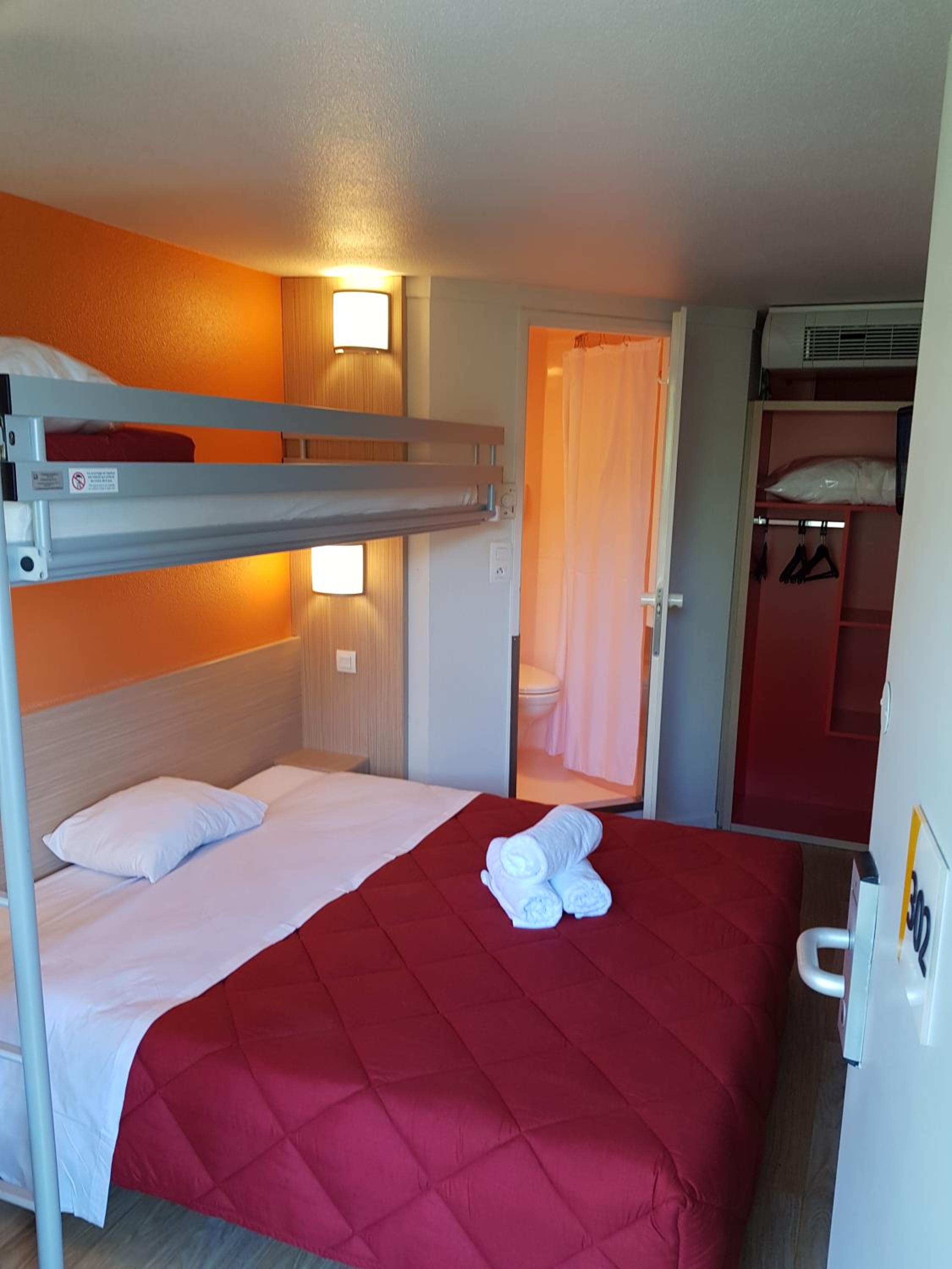 Standard Queen Room with One Queen Bed and One Bunk Bed - Photo 3