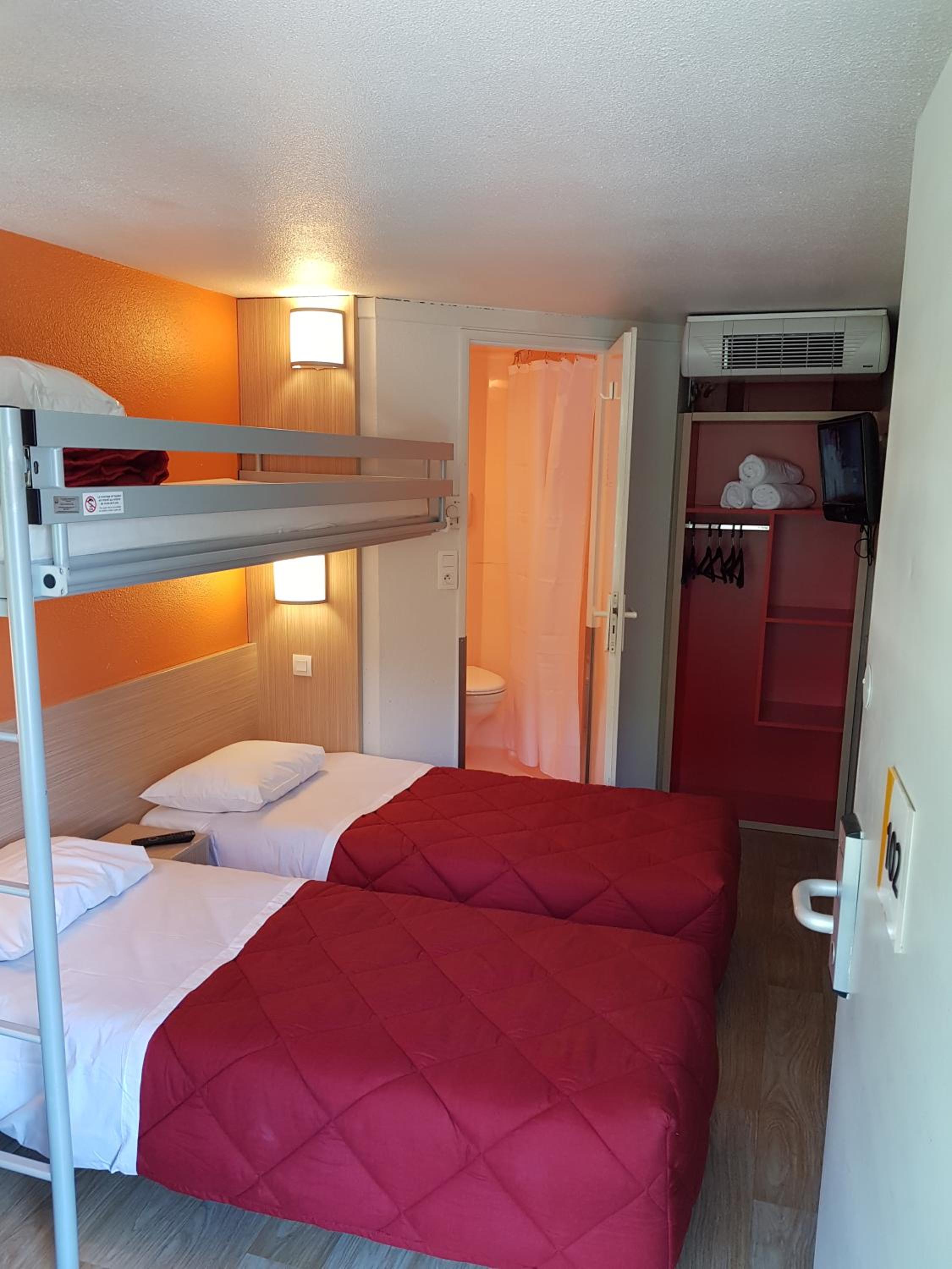 Standard Room with Two Single Beds and One Bunk Beds photo 1