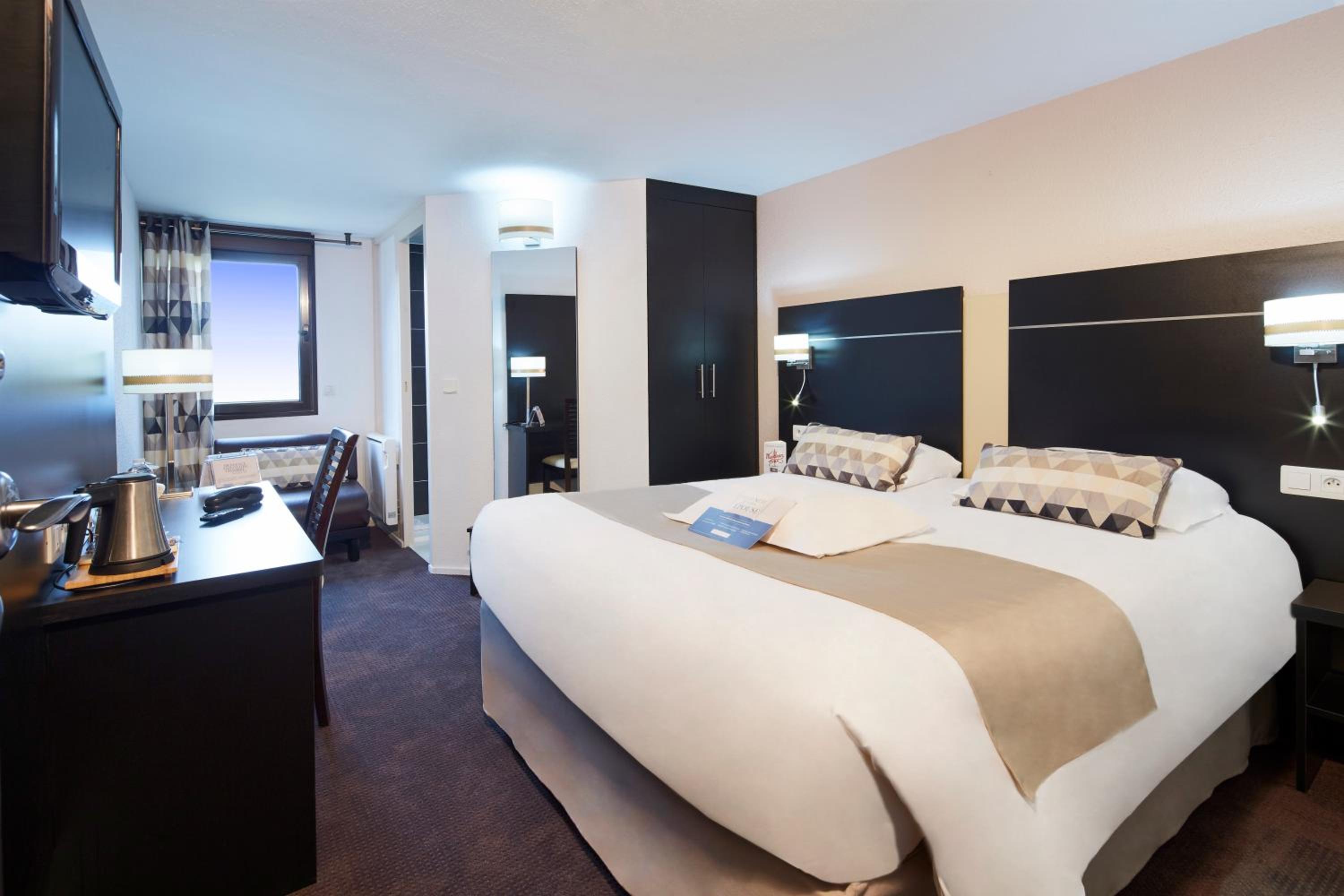 Family Room - 1 Double Bed and 1 Single Bed - Photo 1