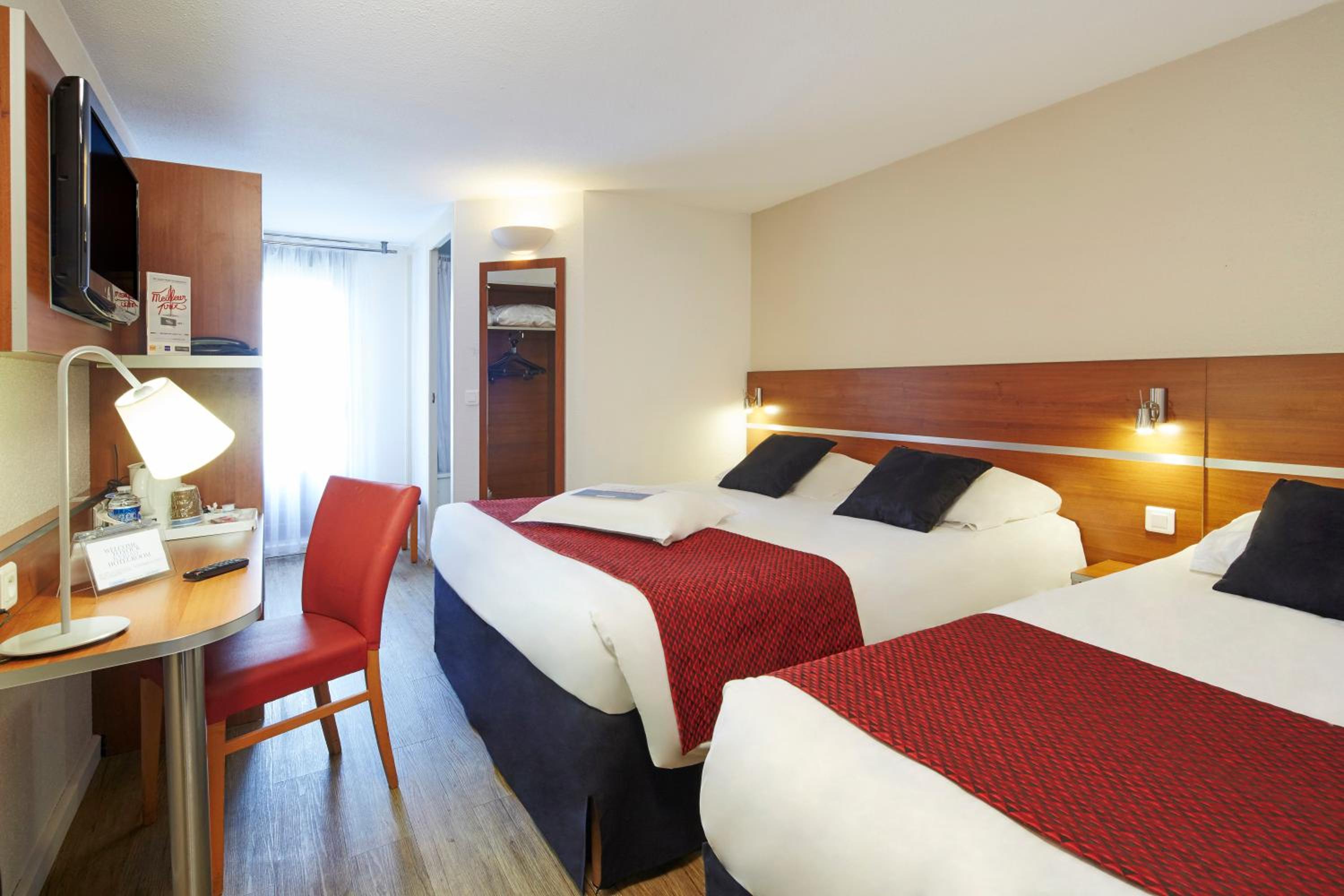 Family Room - 1 Double Bed and 1 Single Bed - Photo 5