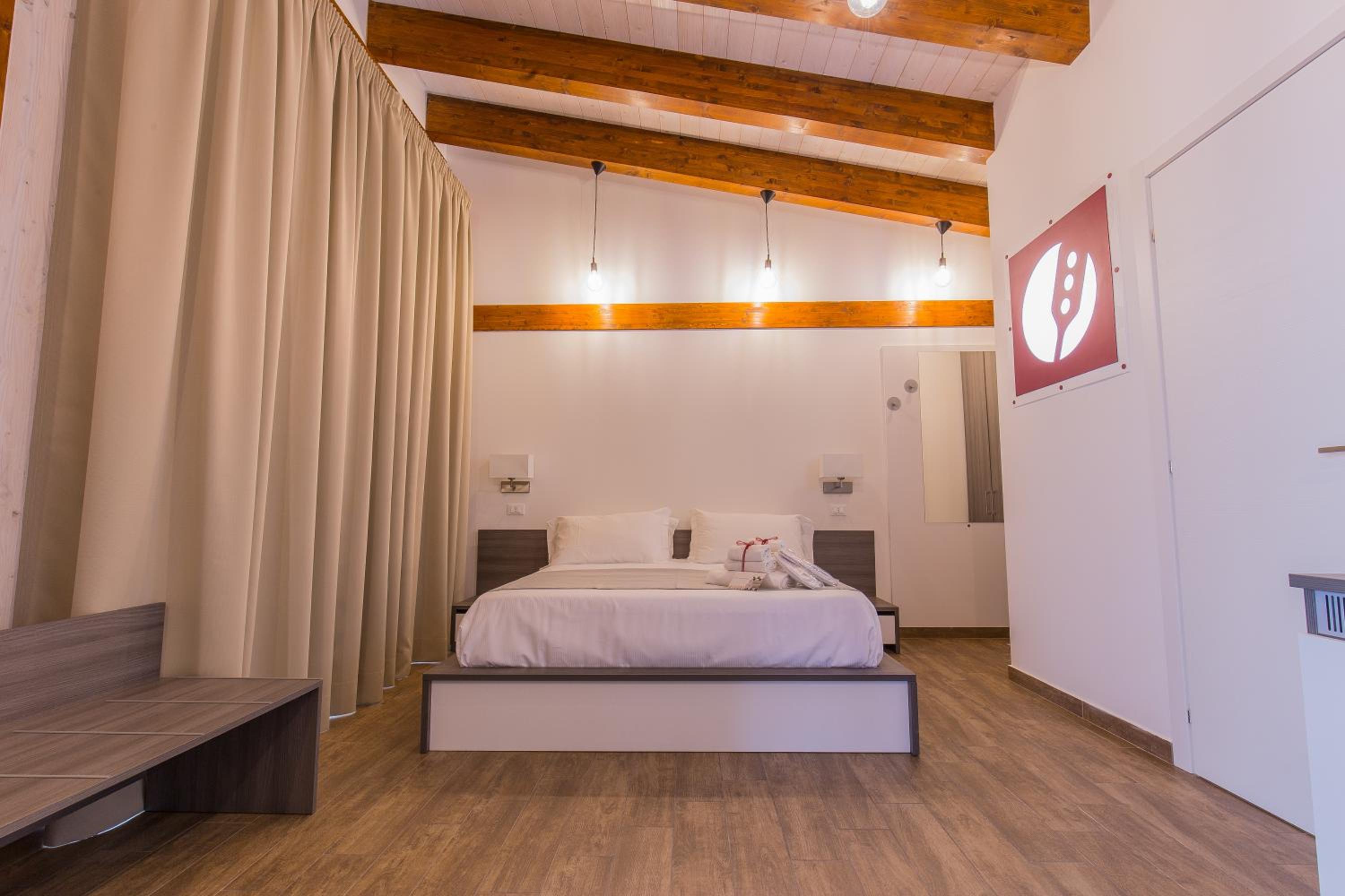 Large Double Room - Photo 5