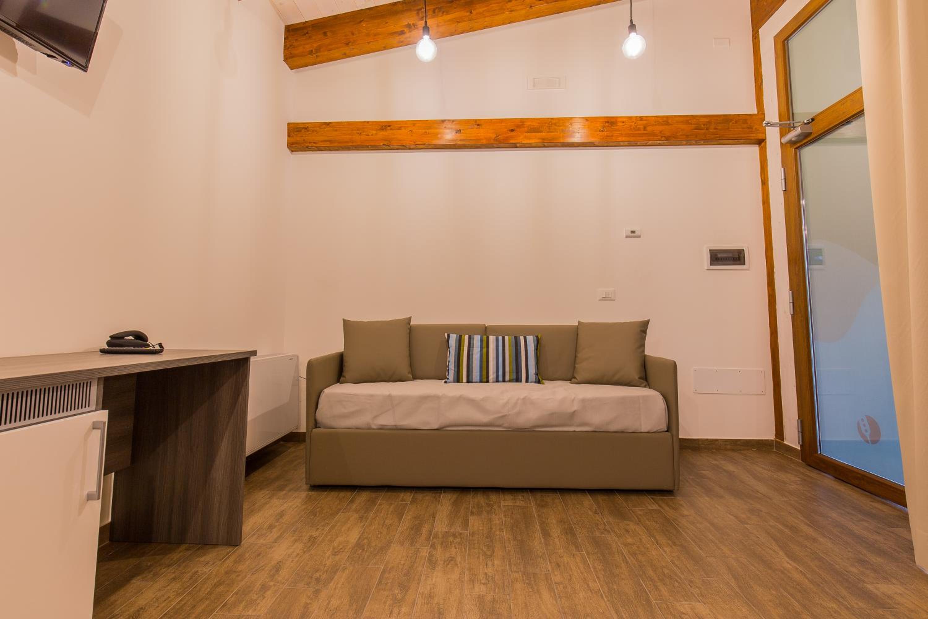 Large Double Room - Photo 4