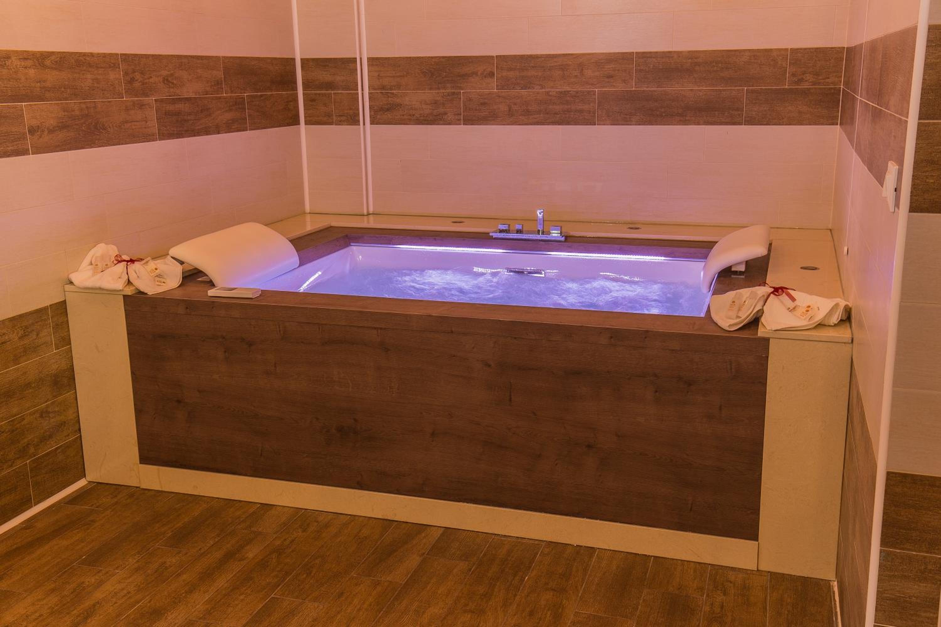 Deluxe Double or Twin Room with Spa Bath - Photo 6