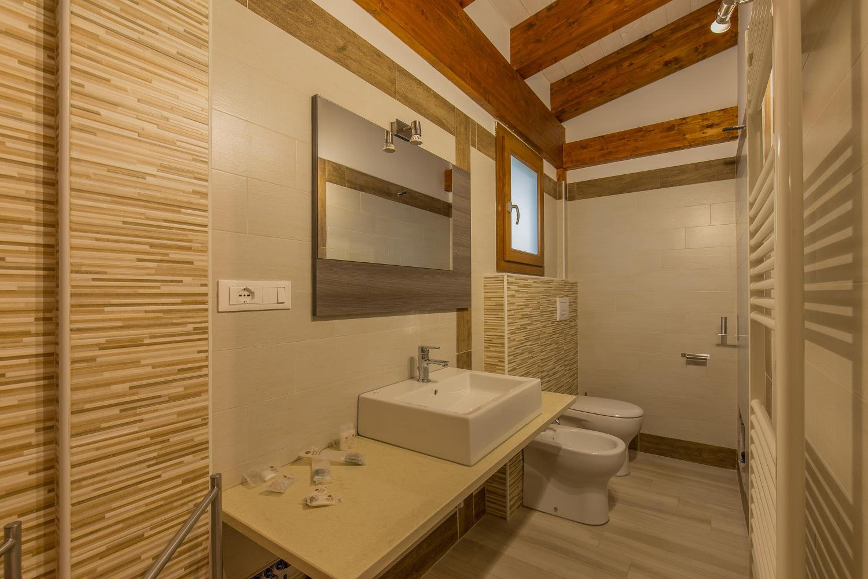 Large Double Room - Photo 6