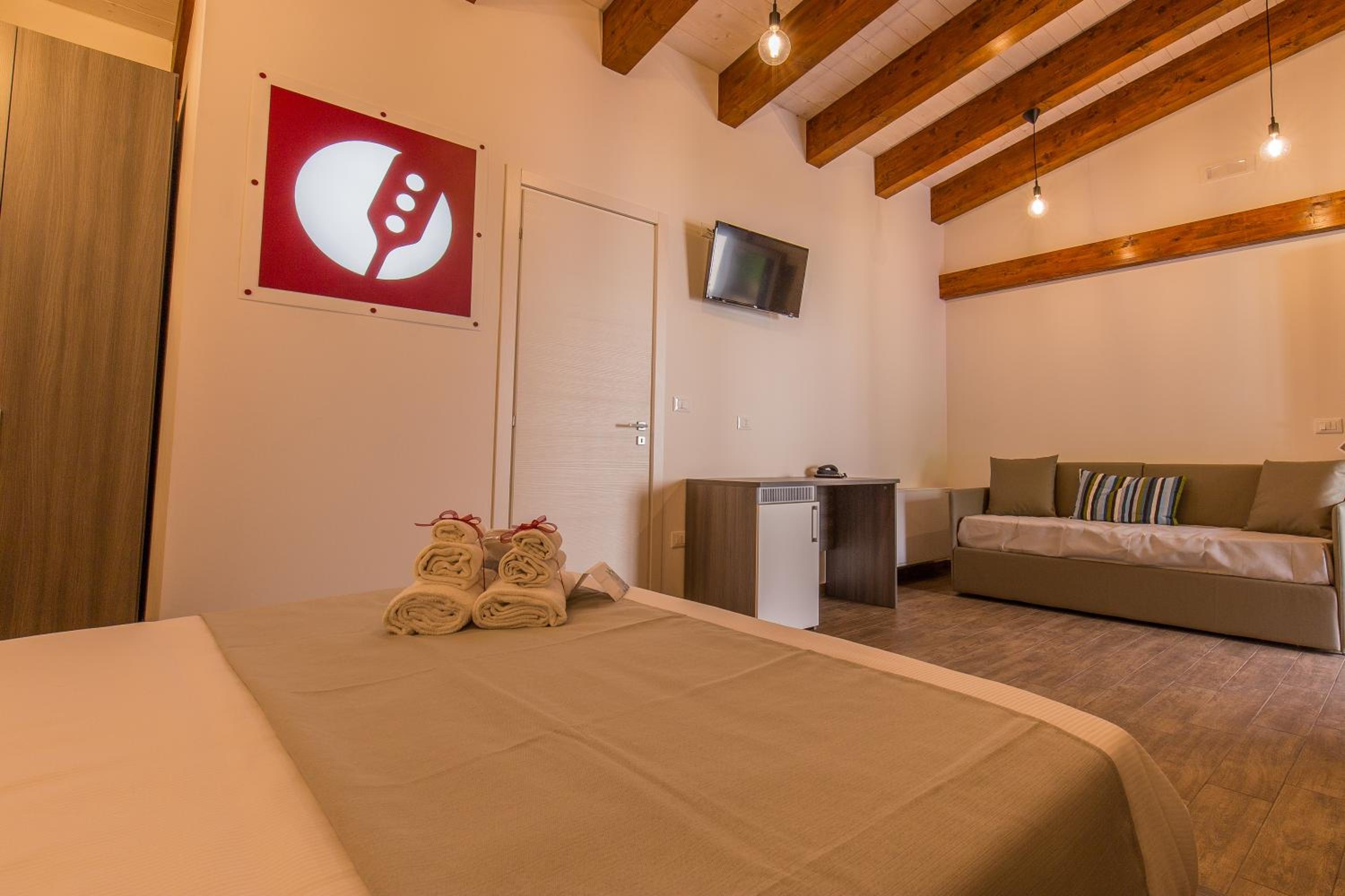 Large Double Room - Photo 7