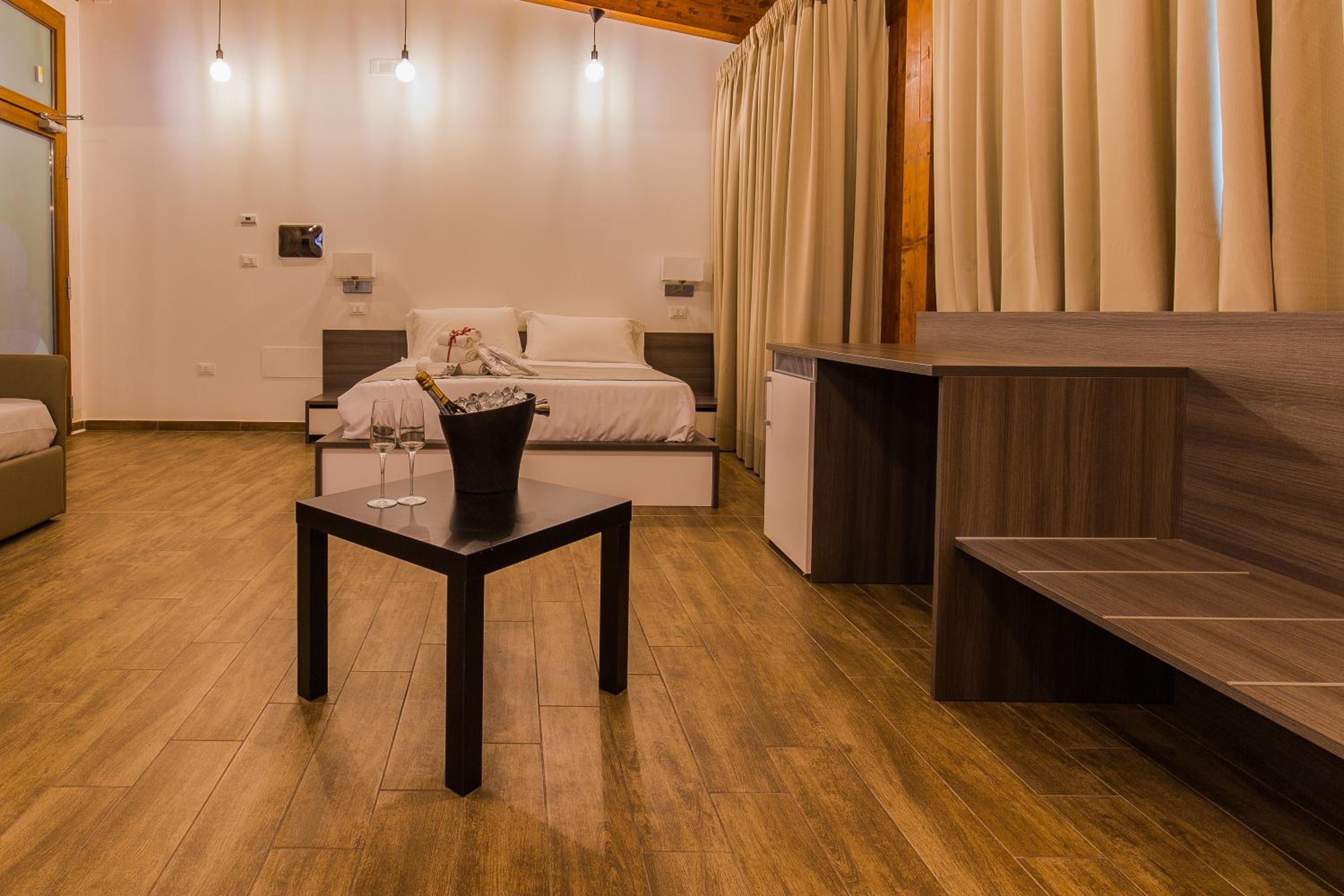 Deluxe Double or Twin Room with Spa Bath - Photo 8
