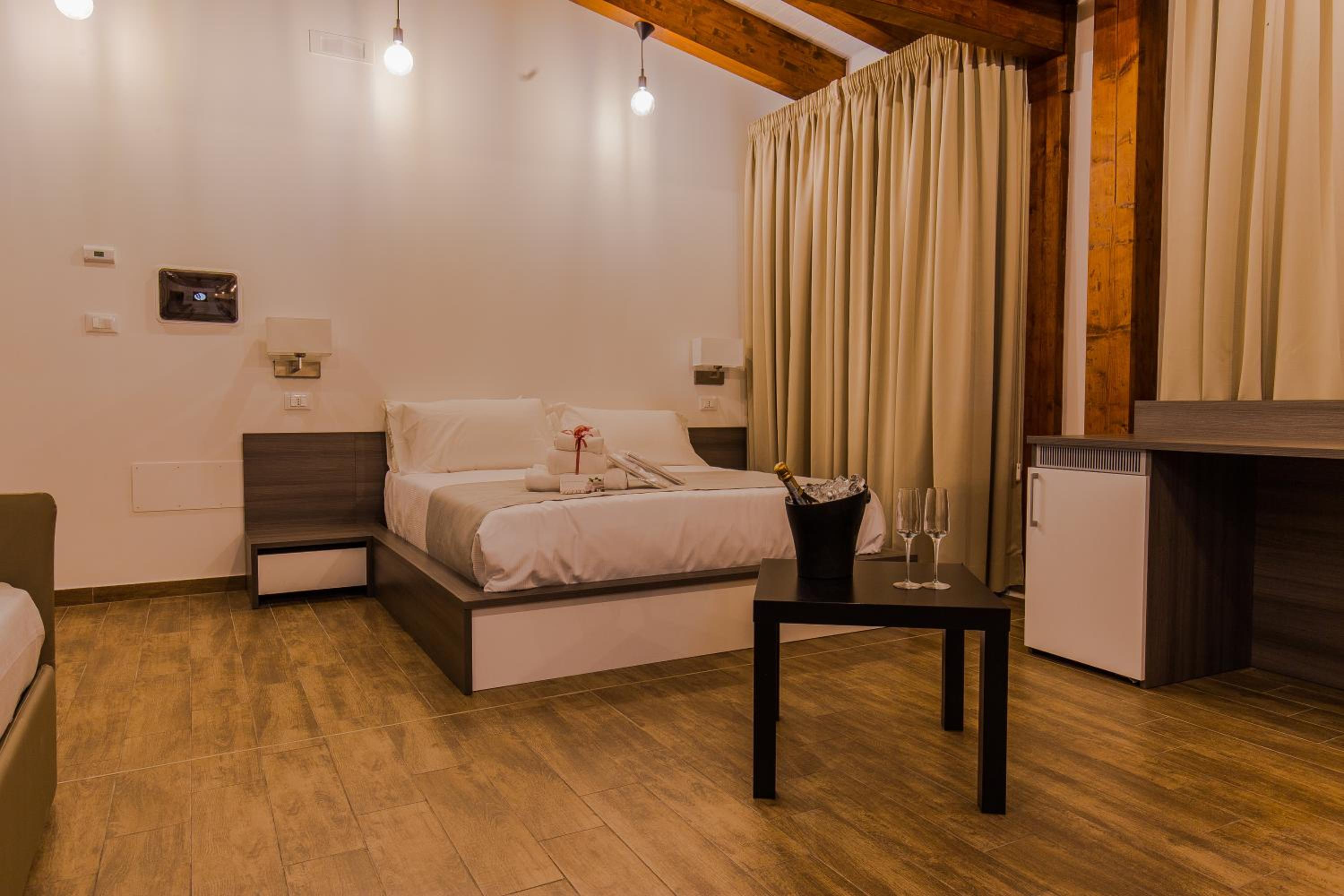 Deluxe Double or Twin Room with Spa Bath - Photo 10