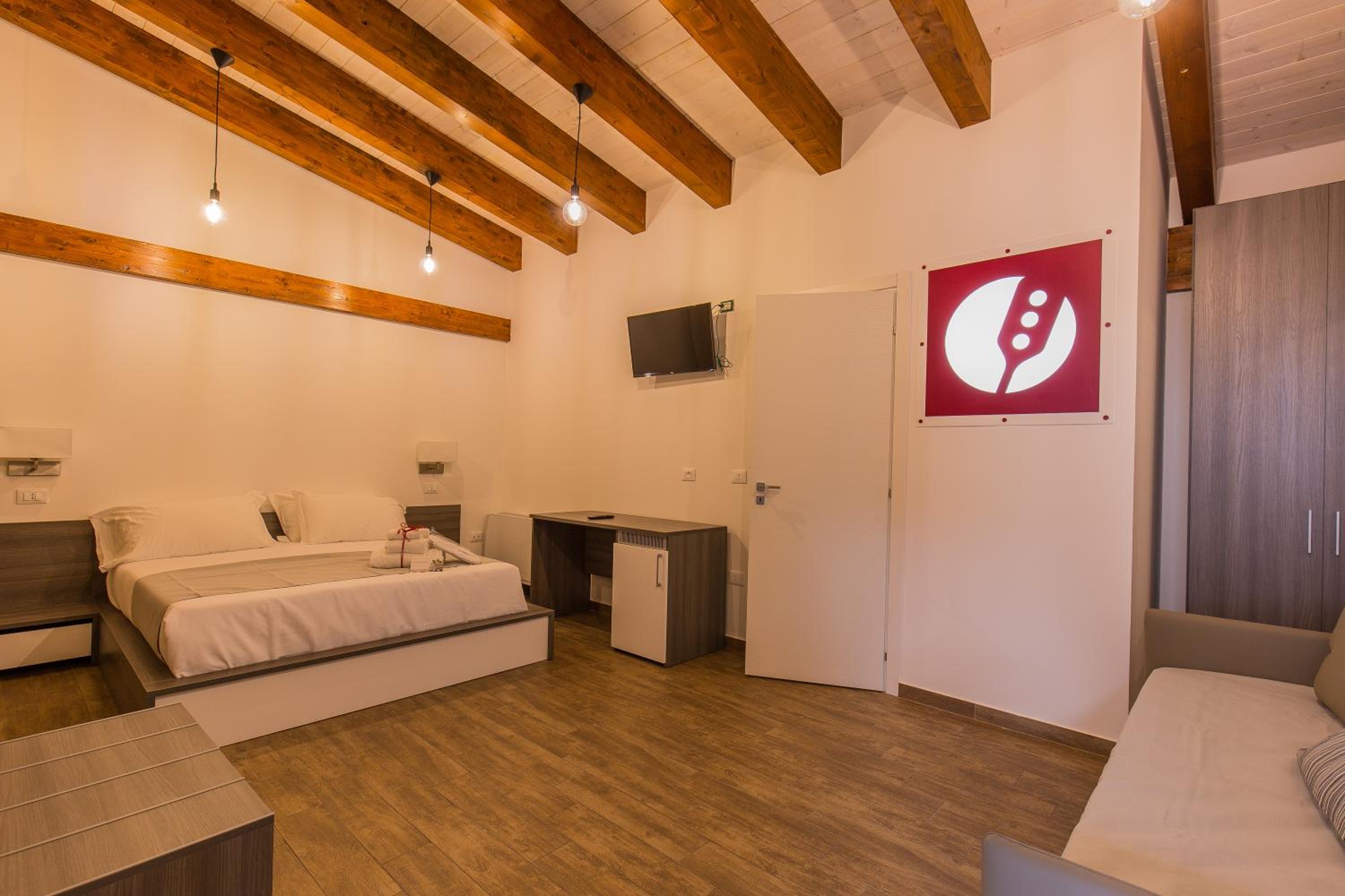 Large Double Room - Photo 8