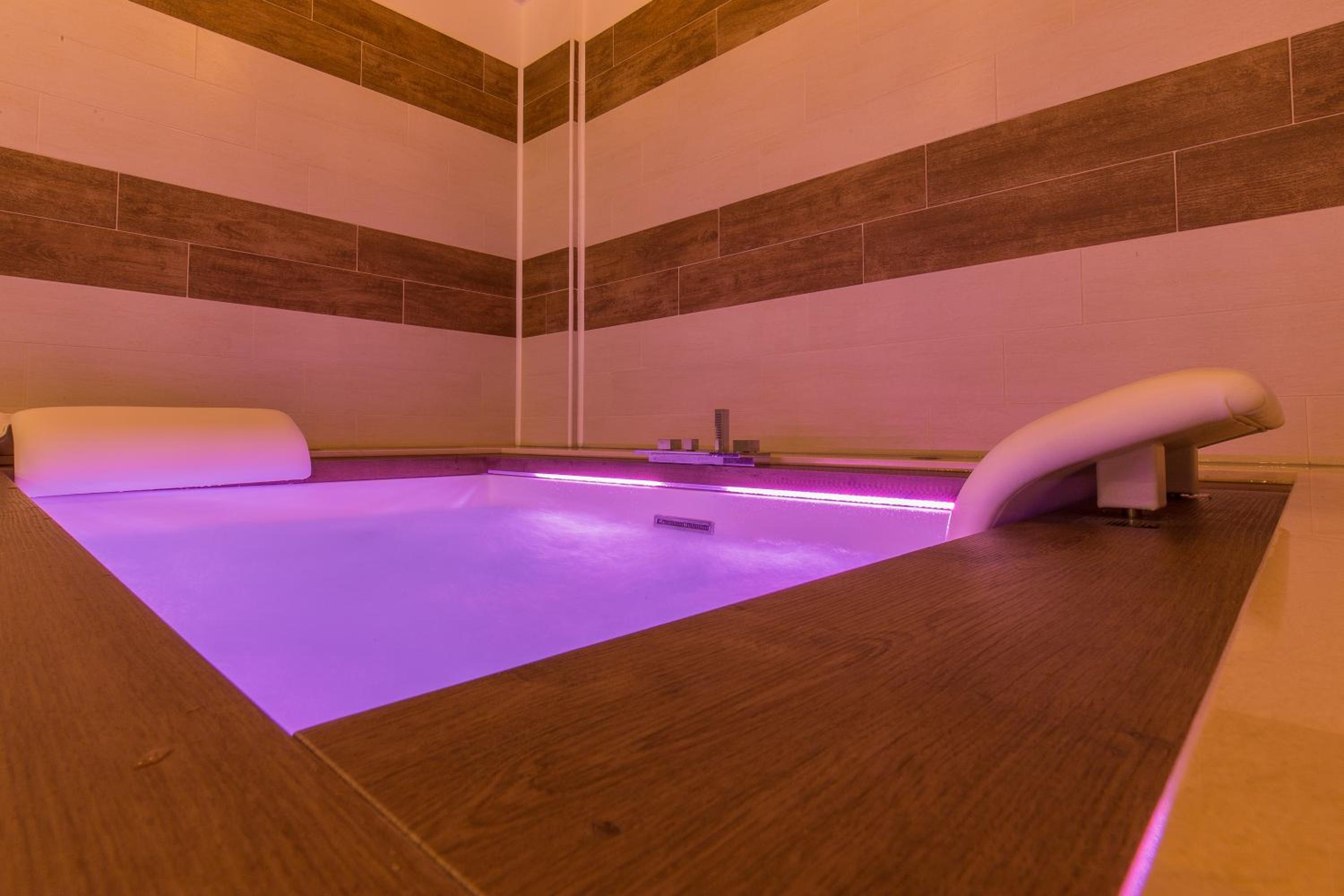 Deluxe Double or Twin Room with Spa Bath - Photo 12
