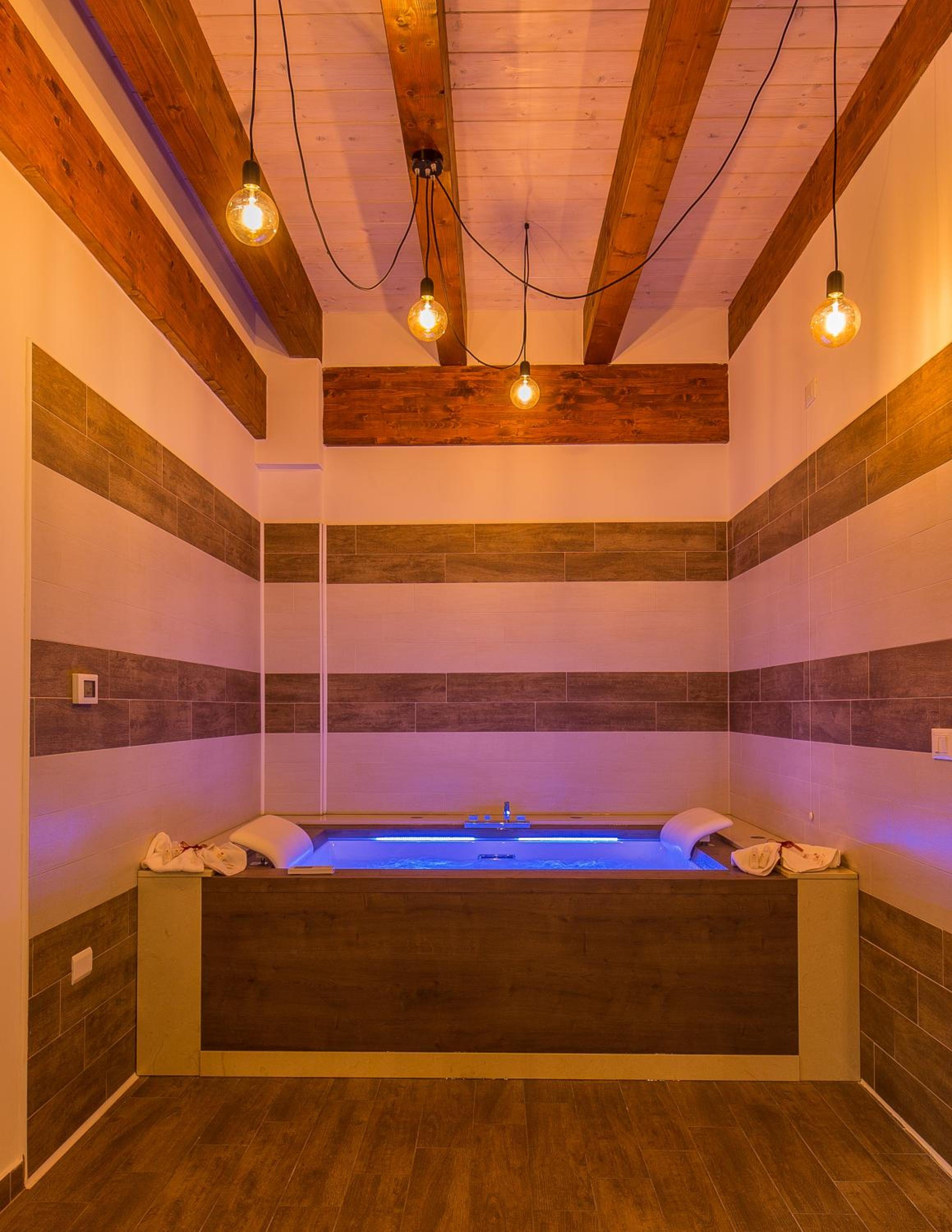 Deluxe Double or Twin Room with Spa Bath - Photo 11