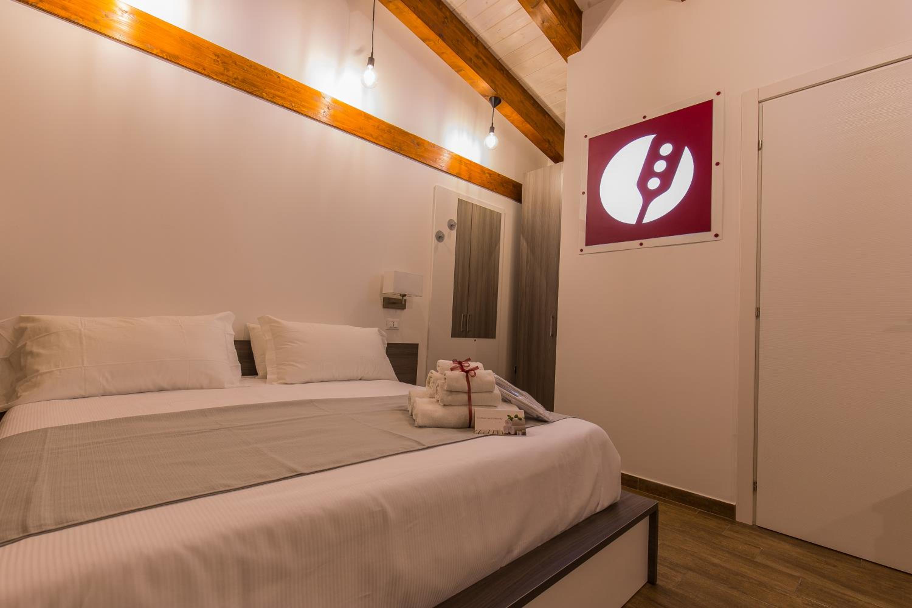 Large Double Room - Photo 9