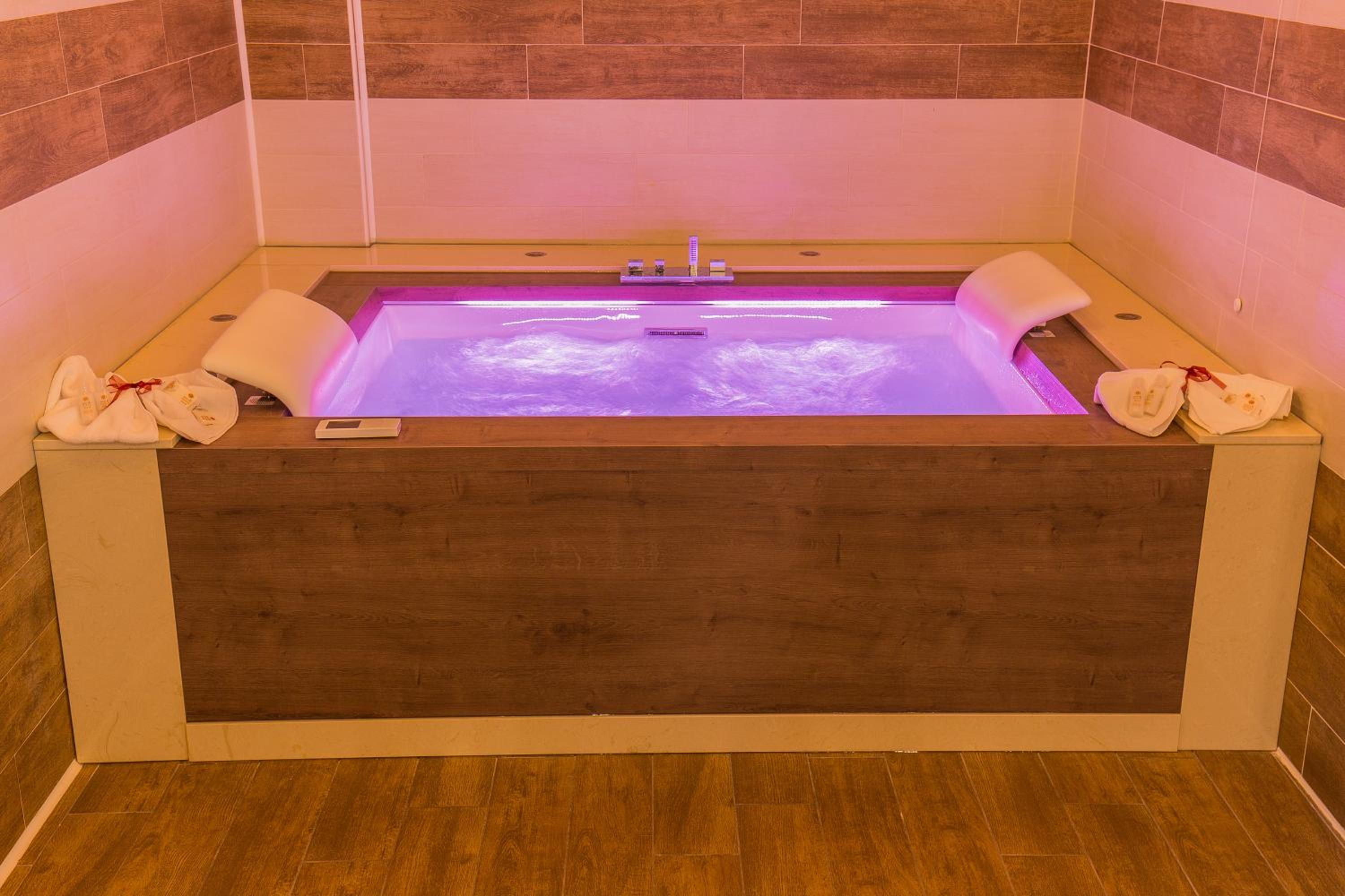 Deluxe Double or Twin Room with Spa Bath - Photo 13