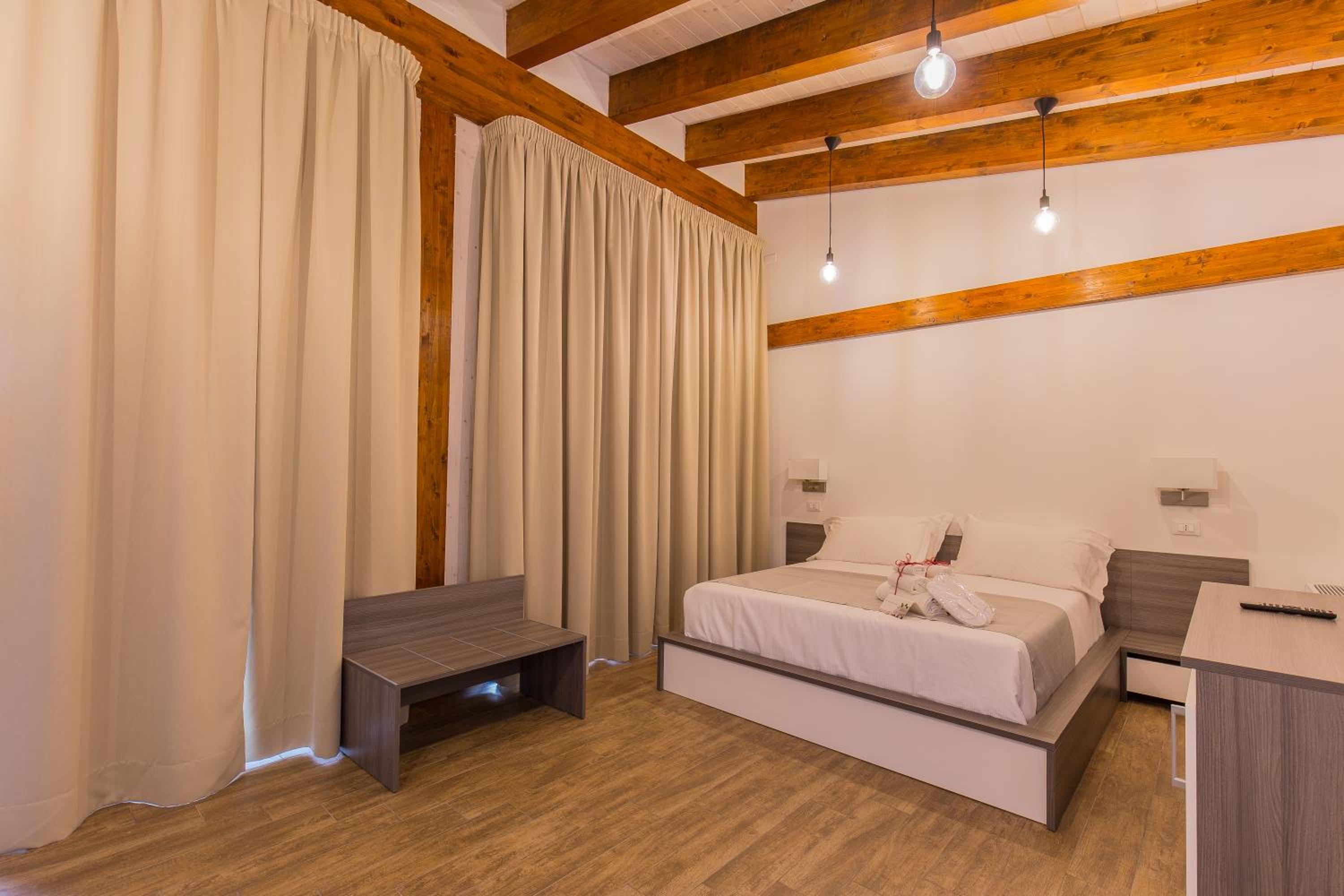Large Double Room - Photo 1