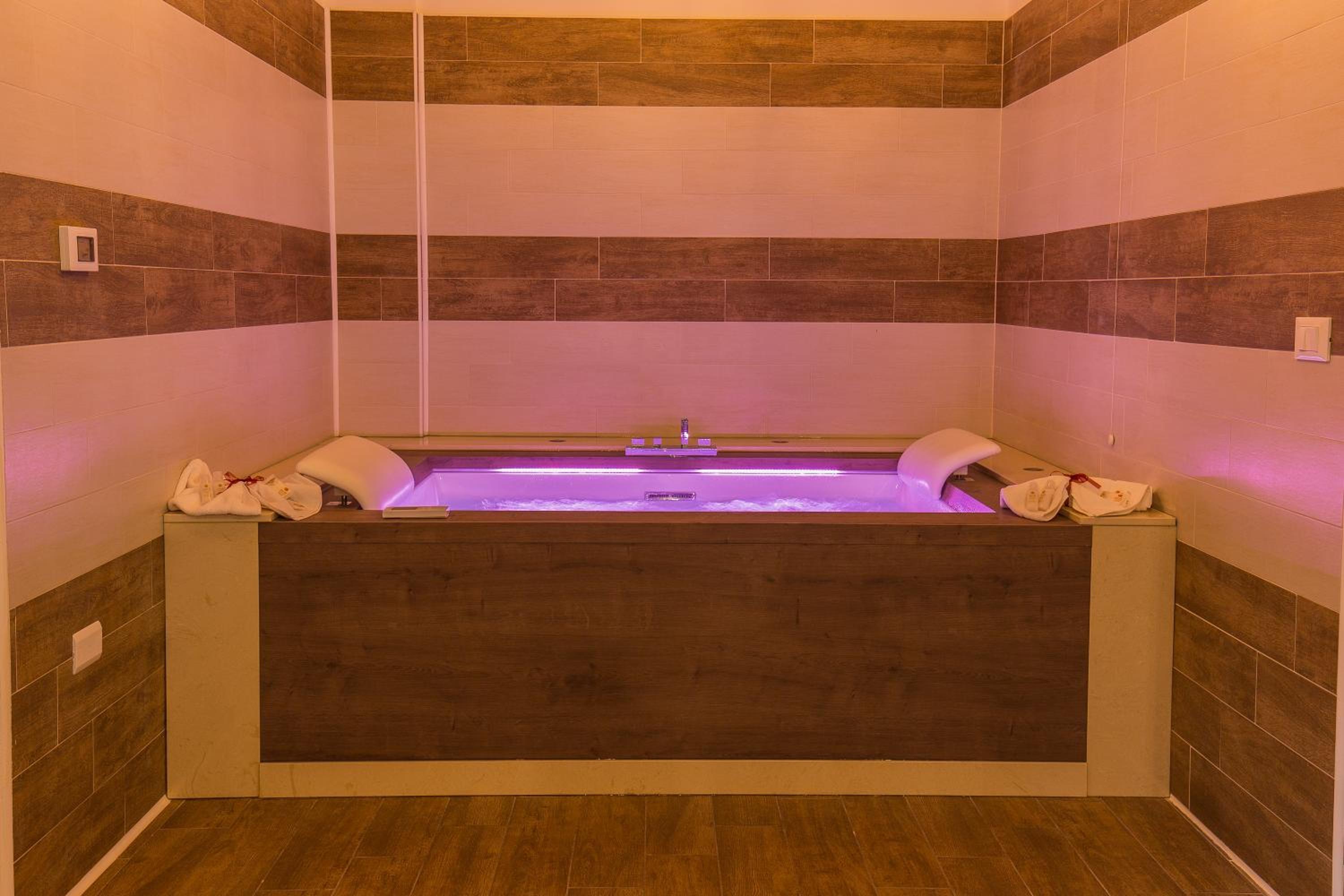 Deluxe Double or Twin Room with Spa Bath - Photo 15