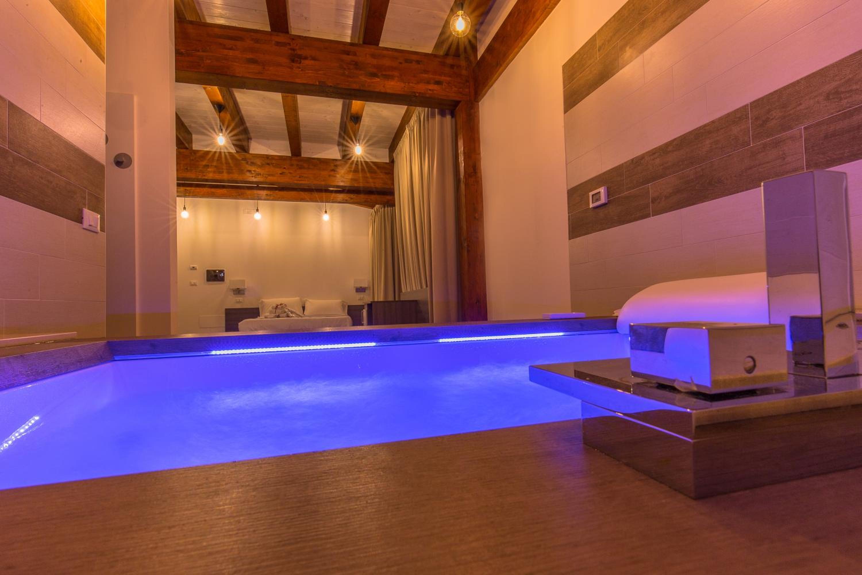 Deluxe Double or Twin Room with Spa Bath - Photo 2