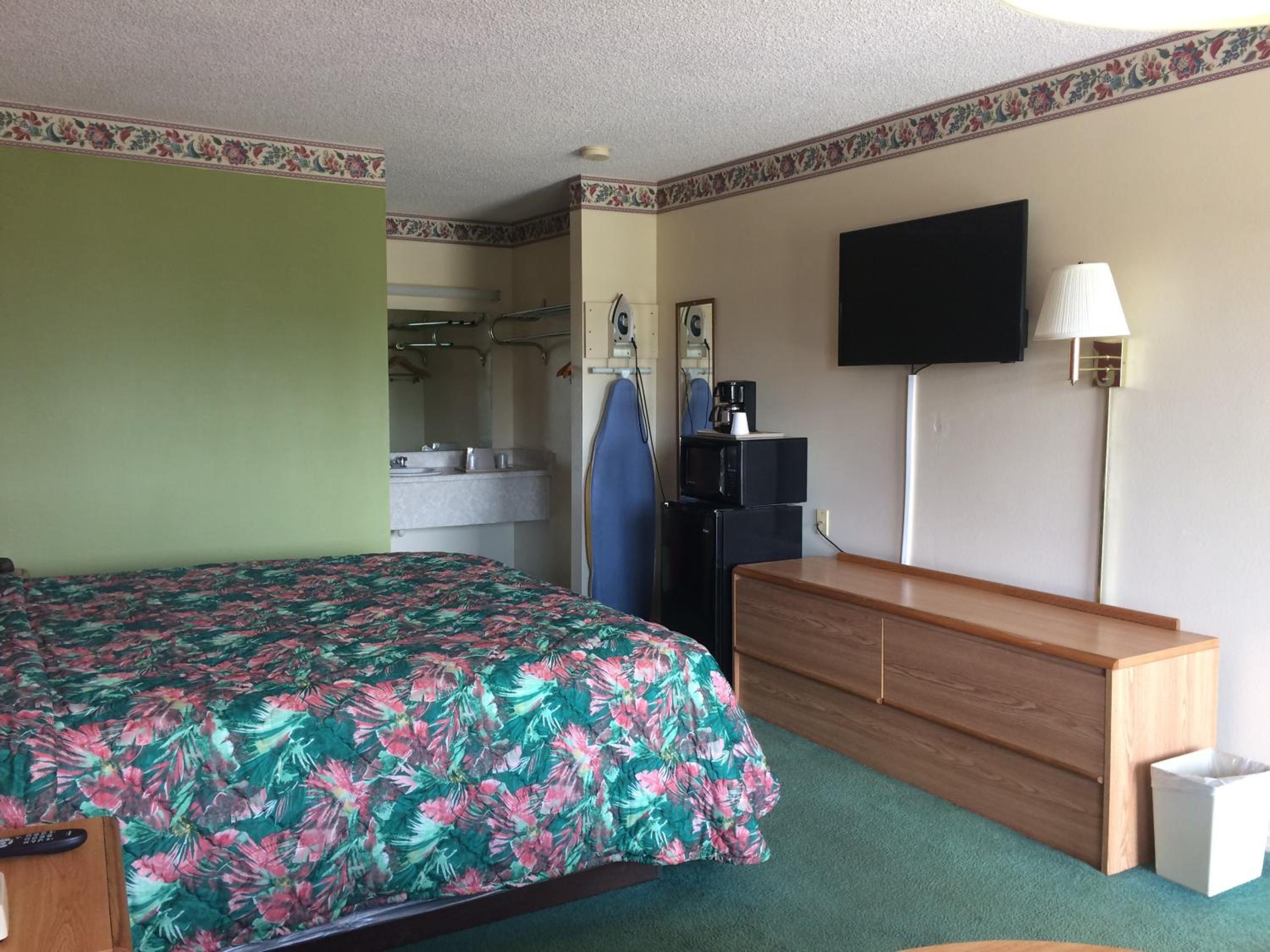 King Room - Non-Smoking photo 3