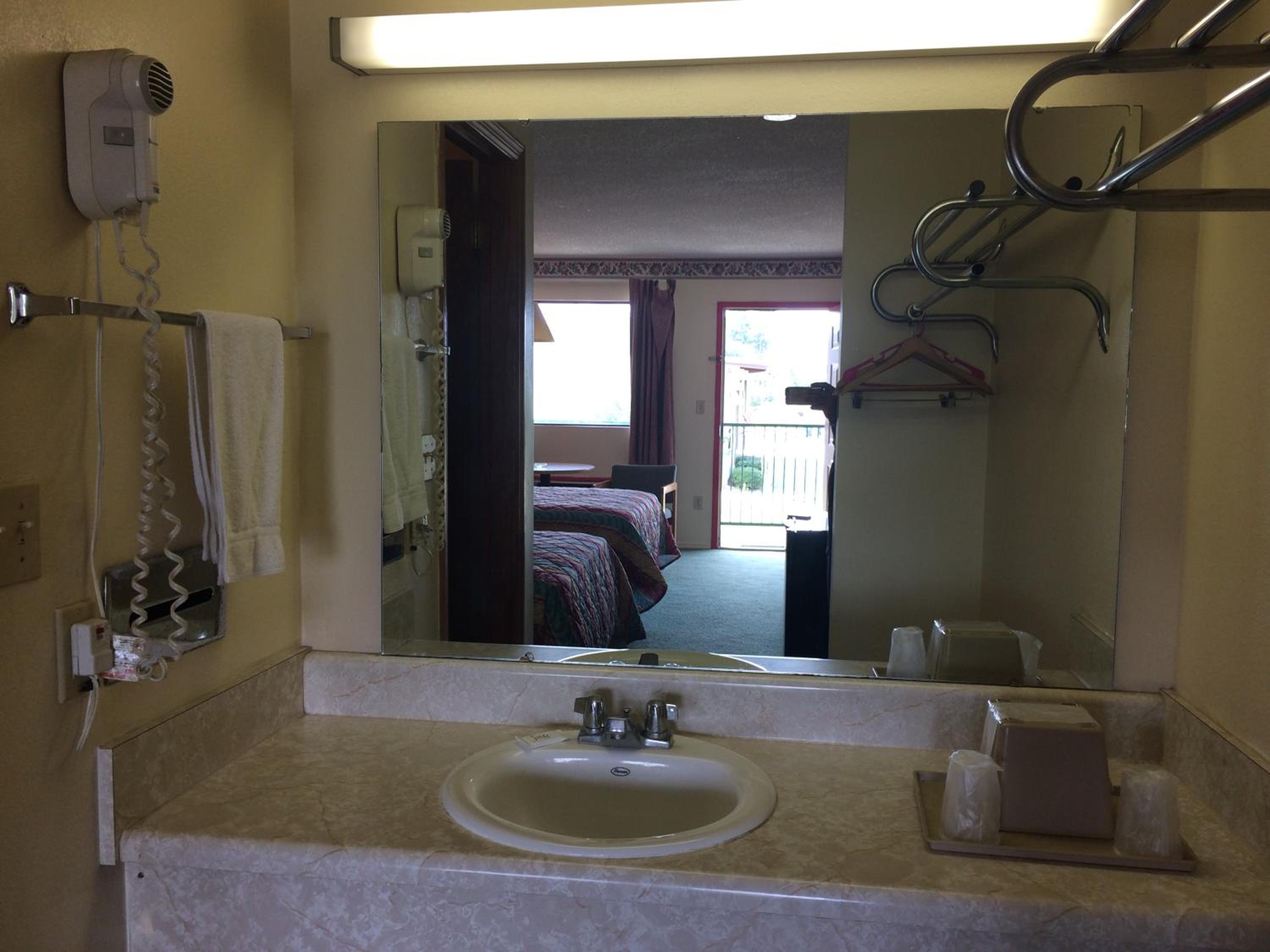 Double Room with Two Double Beds - Smoking photo 3
