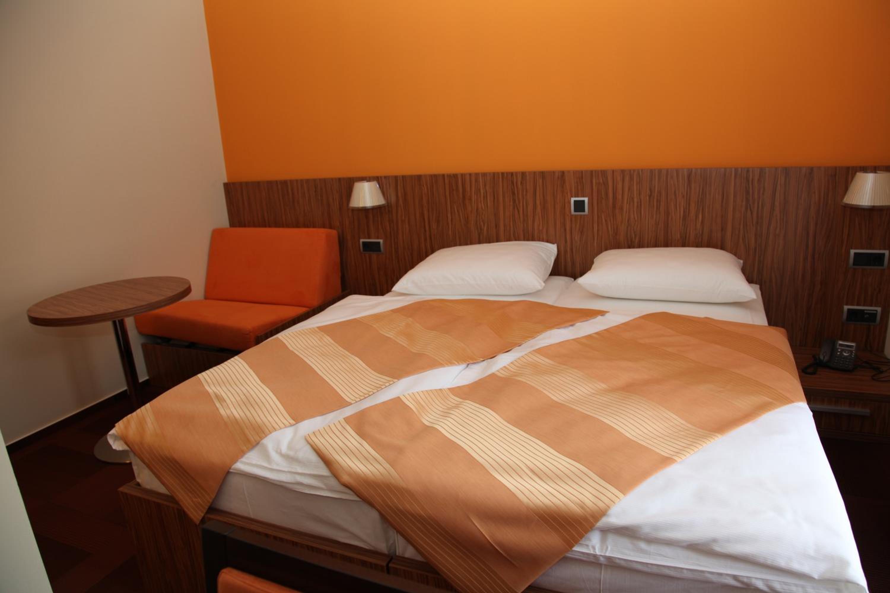 Double or Twin Room with Balcony and Mountain View photo 2