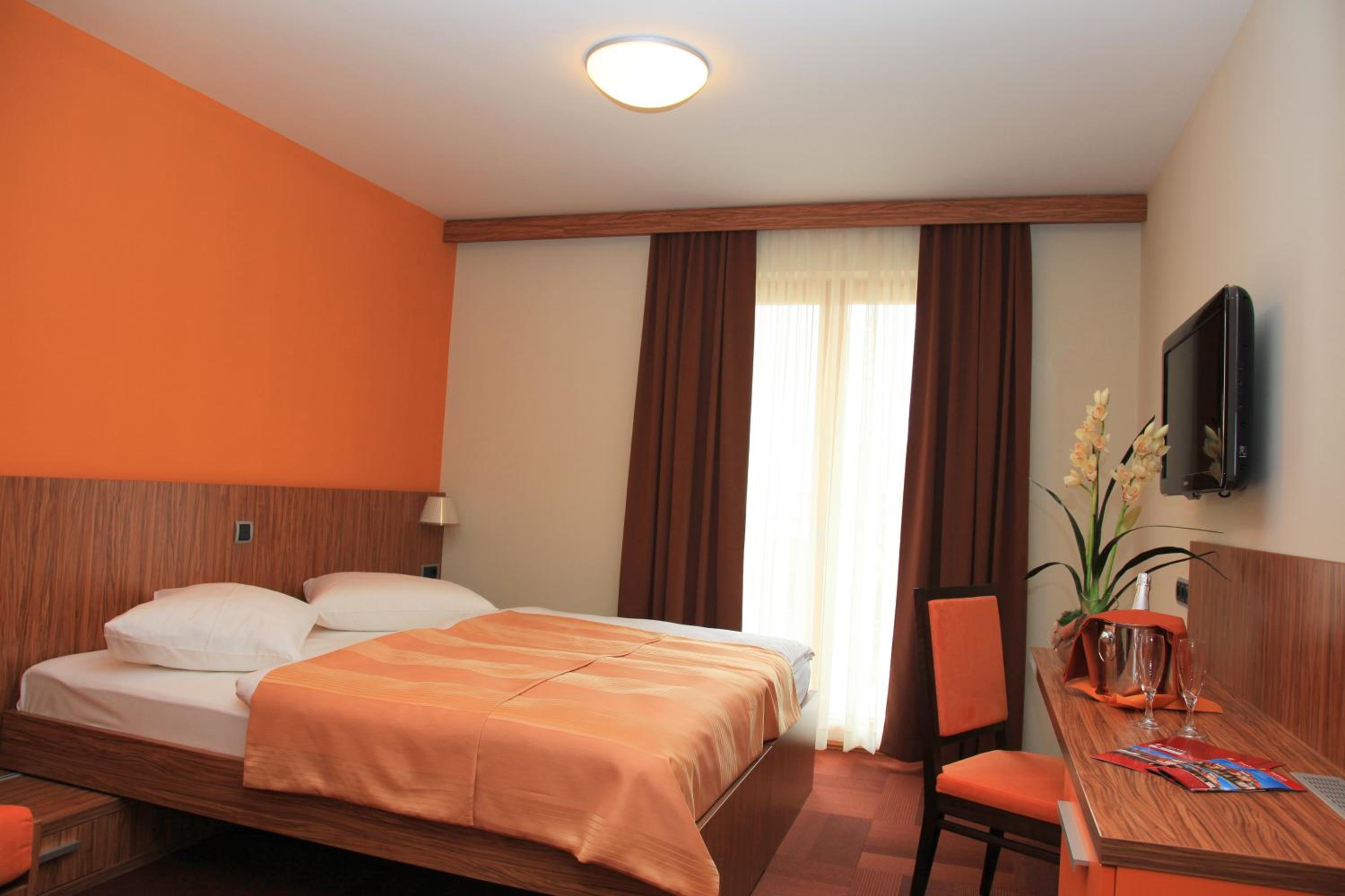Double or Twin Room with Balcony photo 2