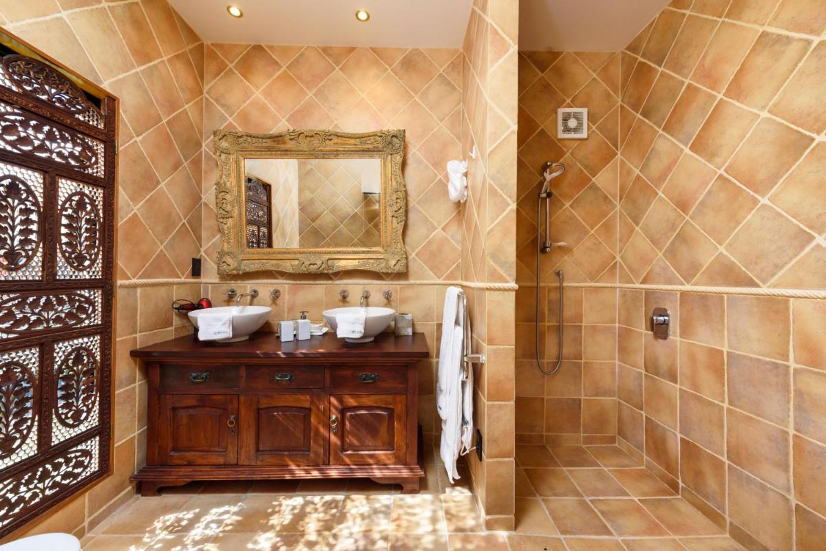 Superior King Suite photo 3
