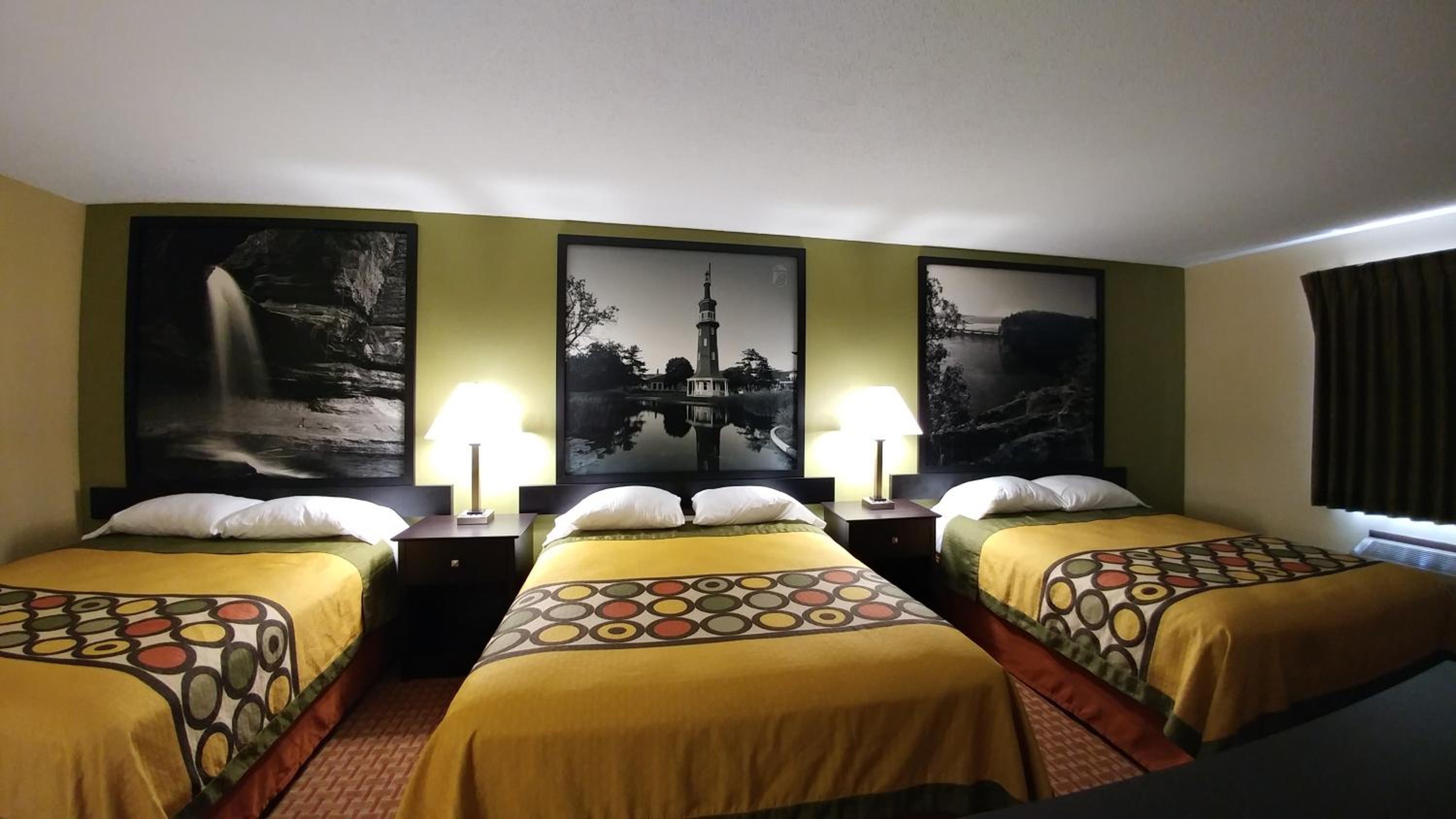 Queen Suite - Non-Smoking - Photo 4