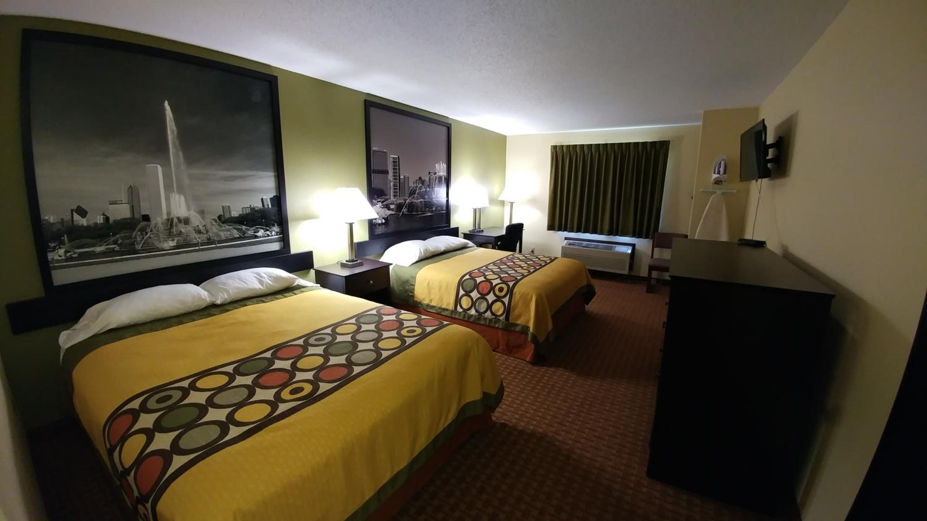 Queen Room with Two Queen Beds - Non-Smoking - Photo 1