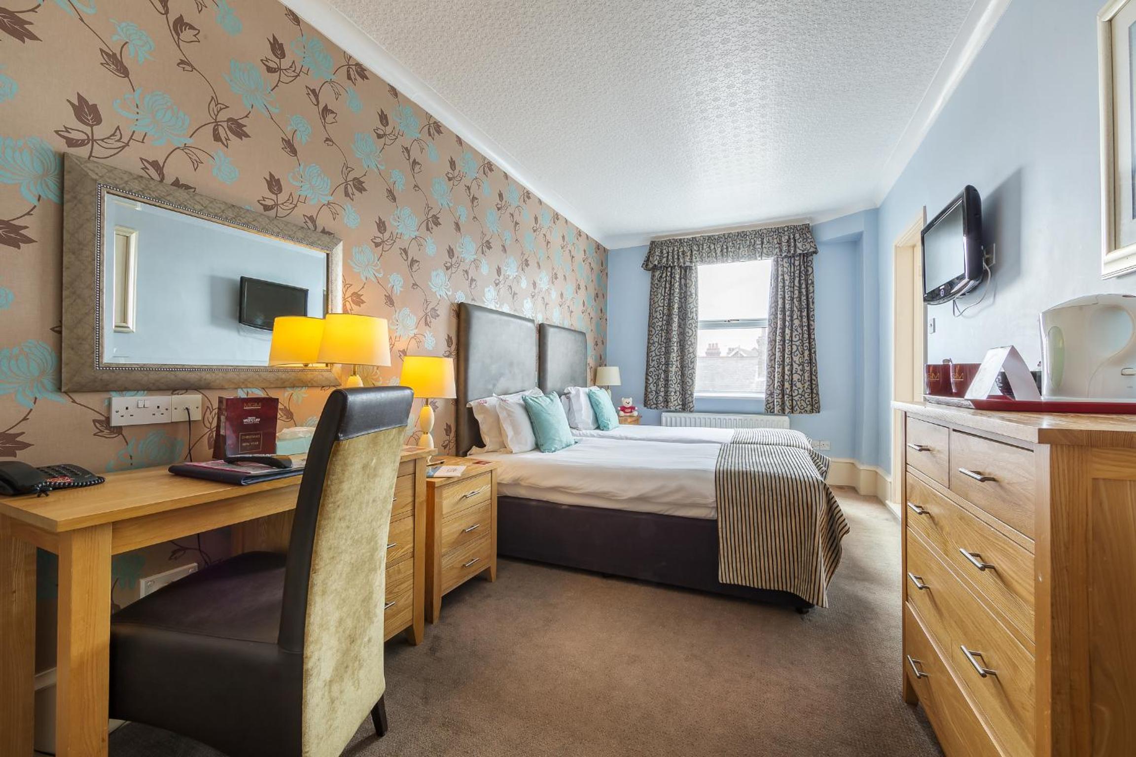 Standard Twin Room - Photo 3