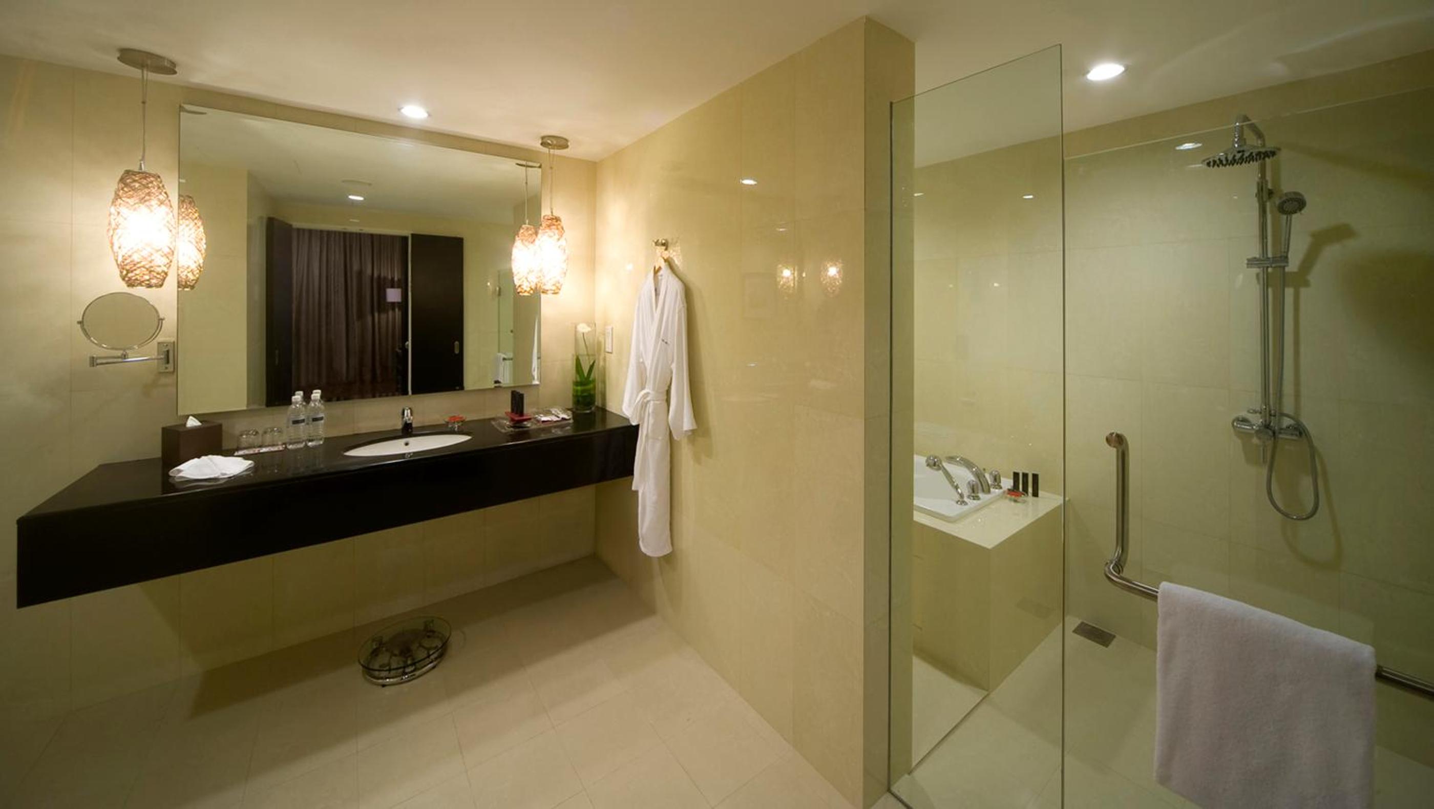 Deluxe Twin Room with Two Single Beds and City View - Photo 1