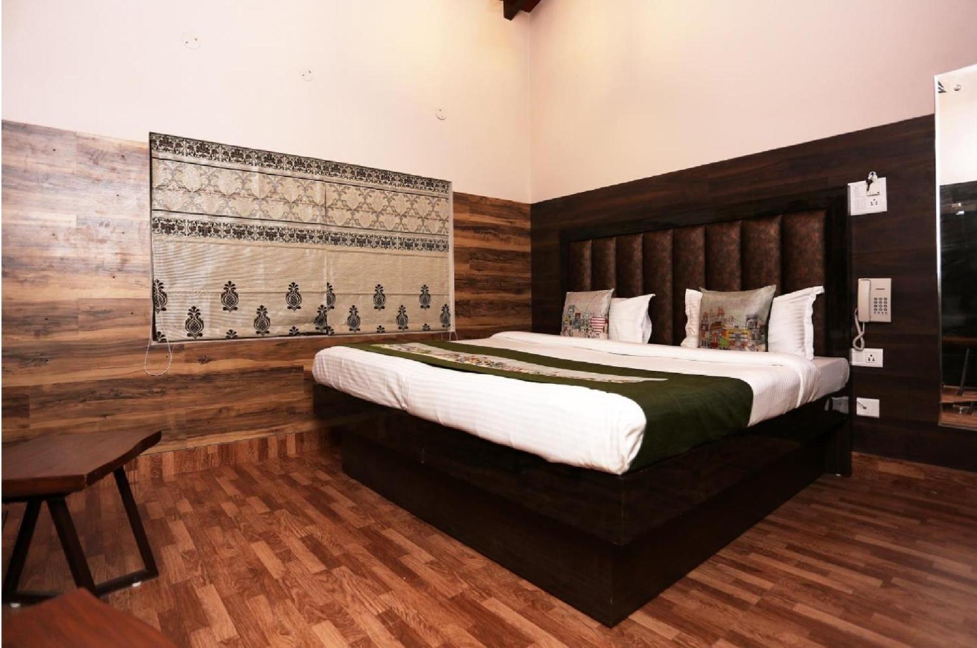 Deluxe Room - Photo 8