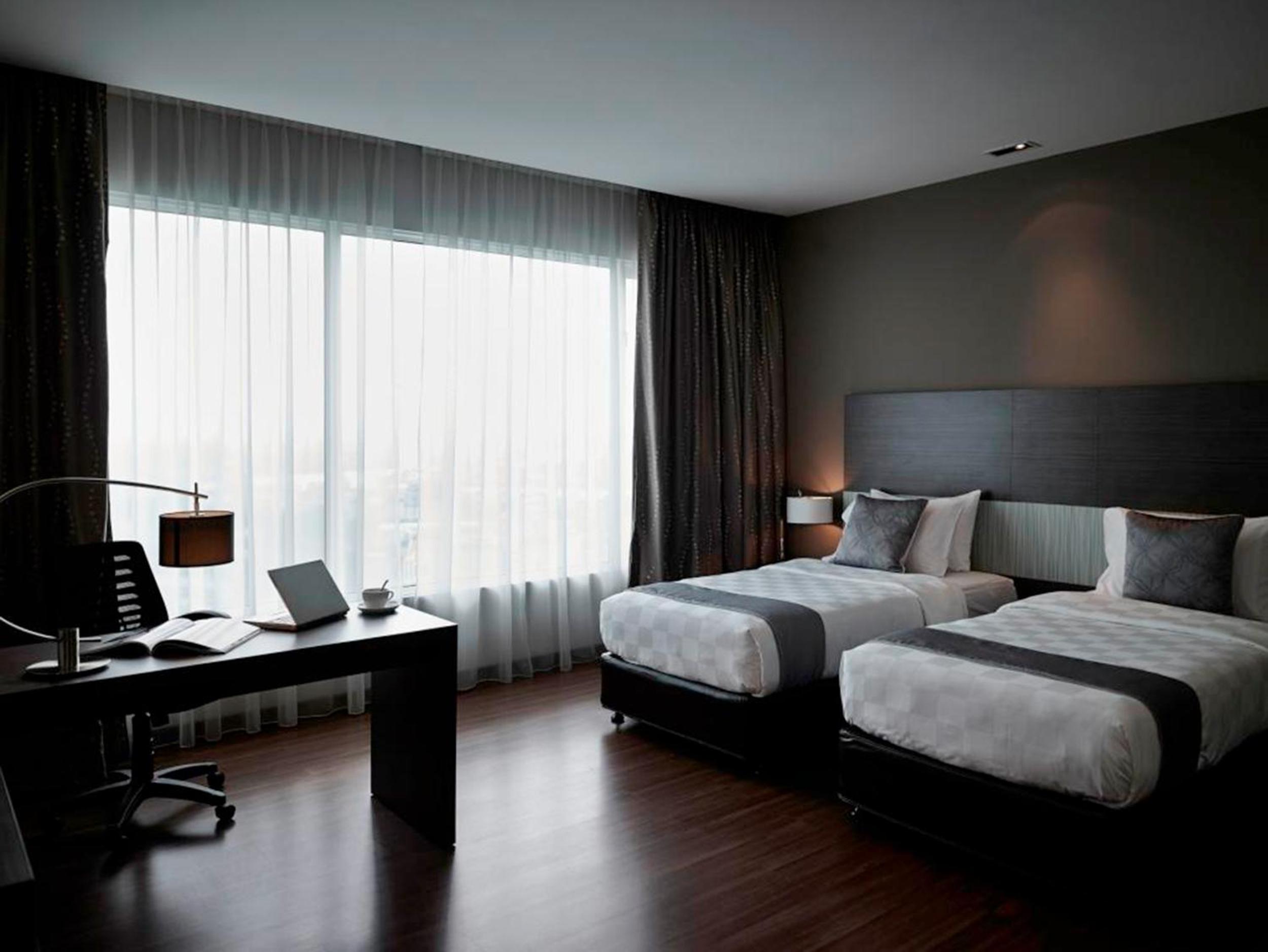 Deluxe Twin Room with Two Single Beds and City View - Photo 2