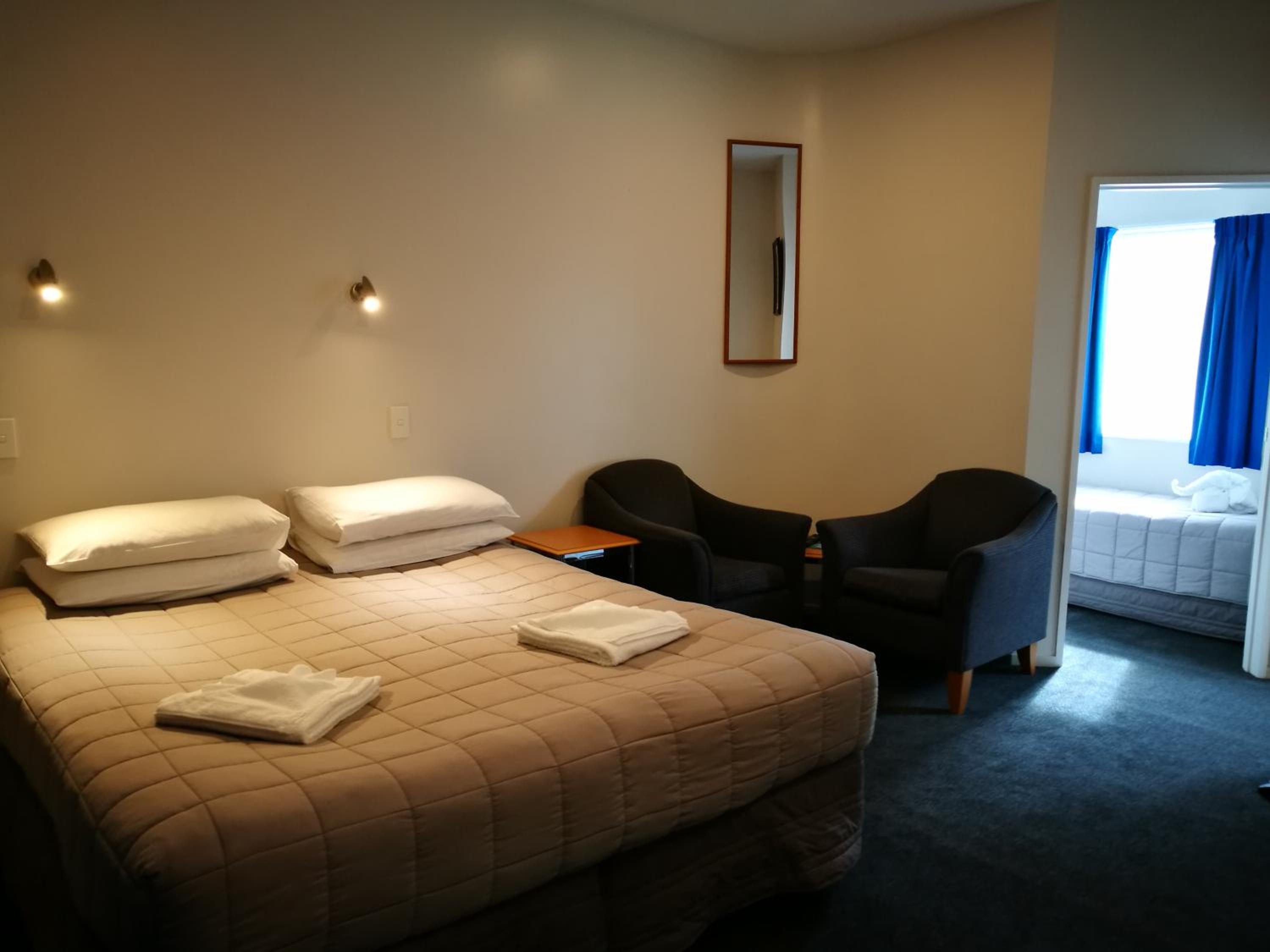 One-Bedroom Apartment - Photo 2