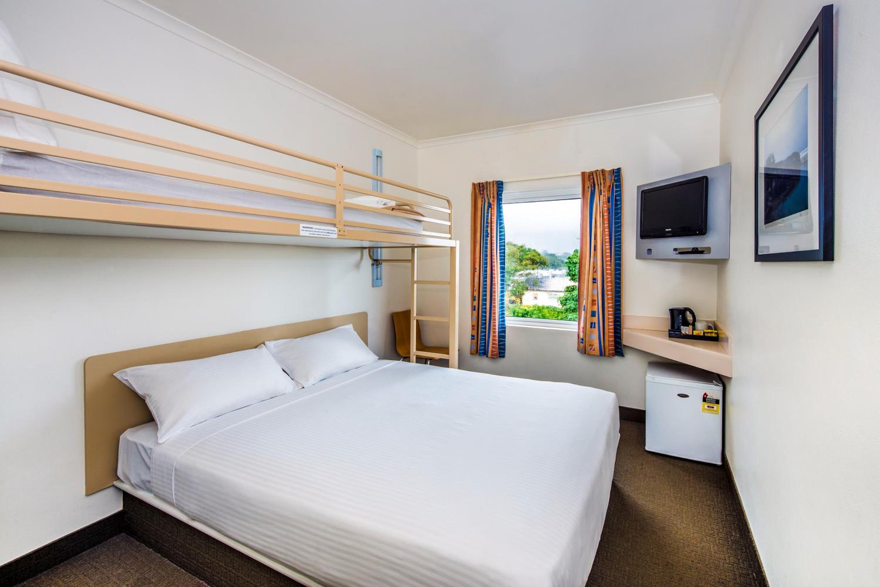 Queen Room with a Bunk Bed photo 3