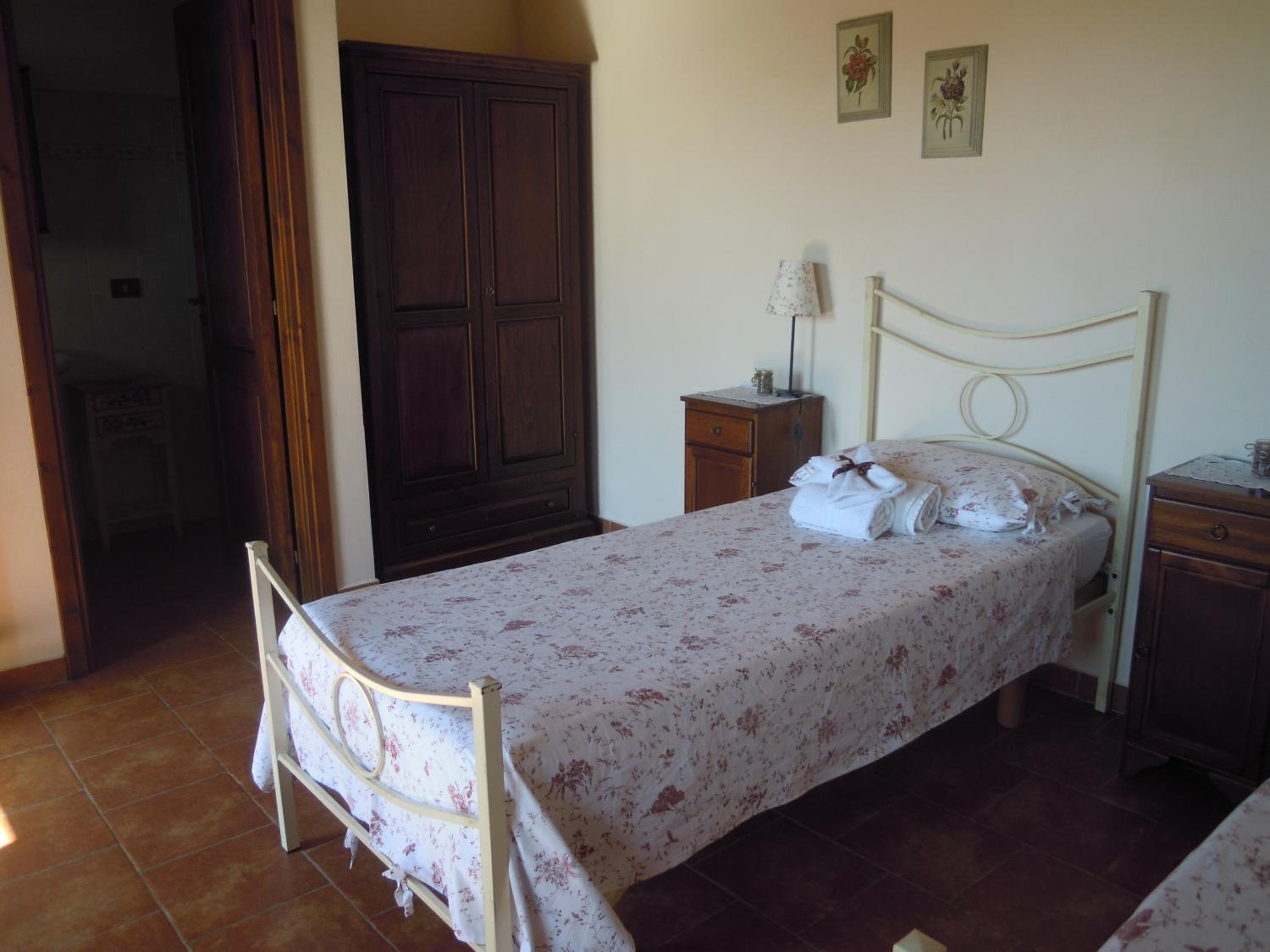 Twin Room - Disability Access photo 3