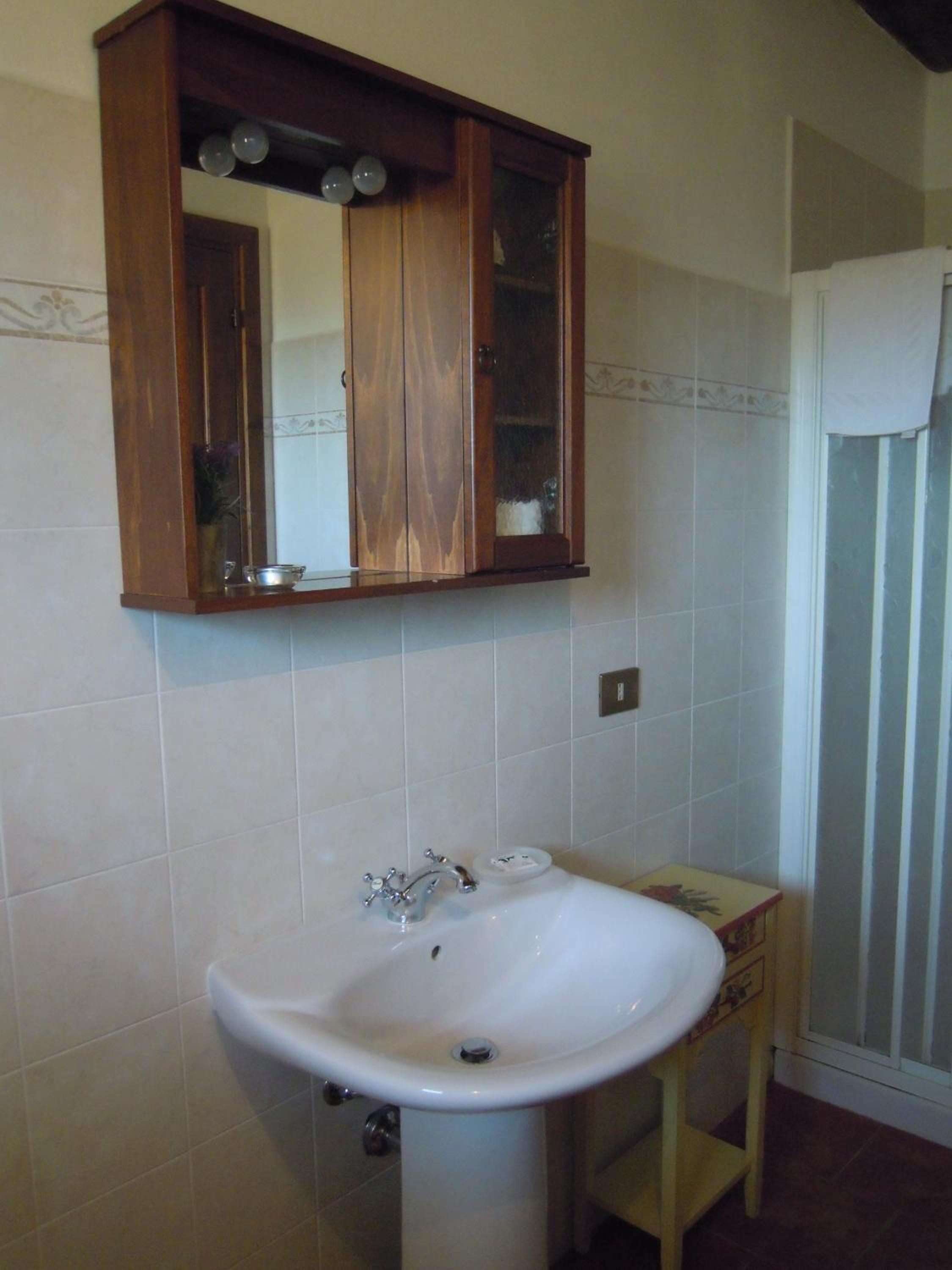 Twin Room with Private Bathroom photo 2