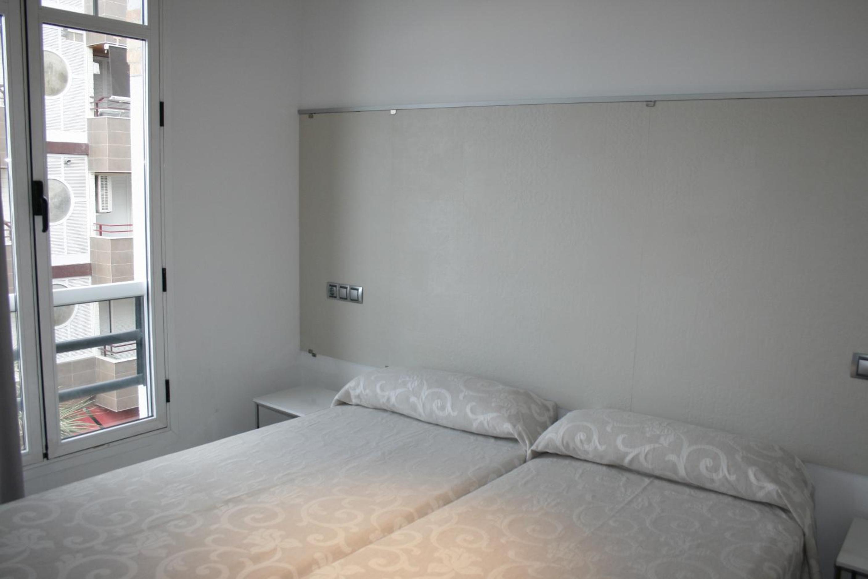 Apartamento de un dormitorio con vista lateral al mar.